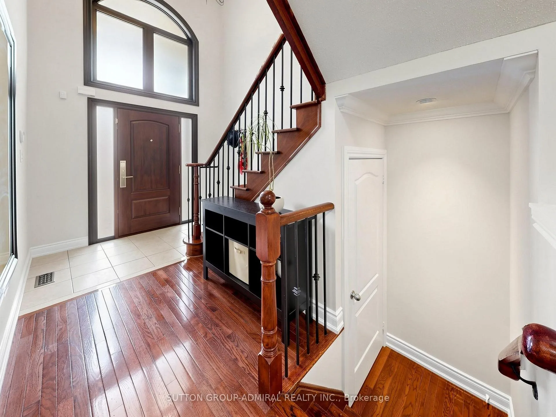 Photo 2 of 32 Beaverbrook Crescent, Vaughan, Rural Vaughan — HOMEH