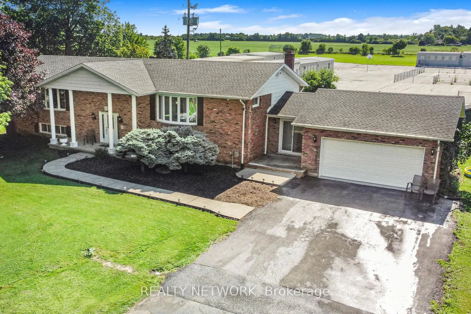 Photo 4 of 24 Harbinger Drive, Hamilton, Rural Stoney Creek — HOMEH