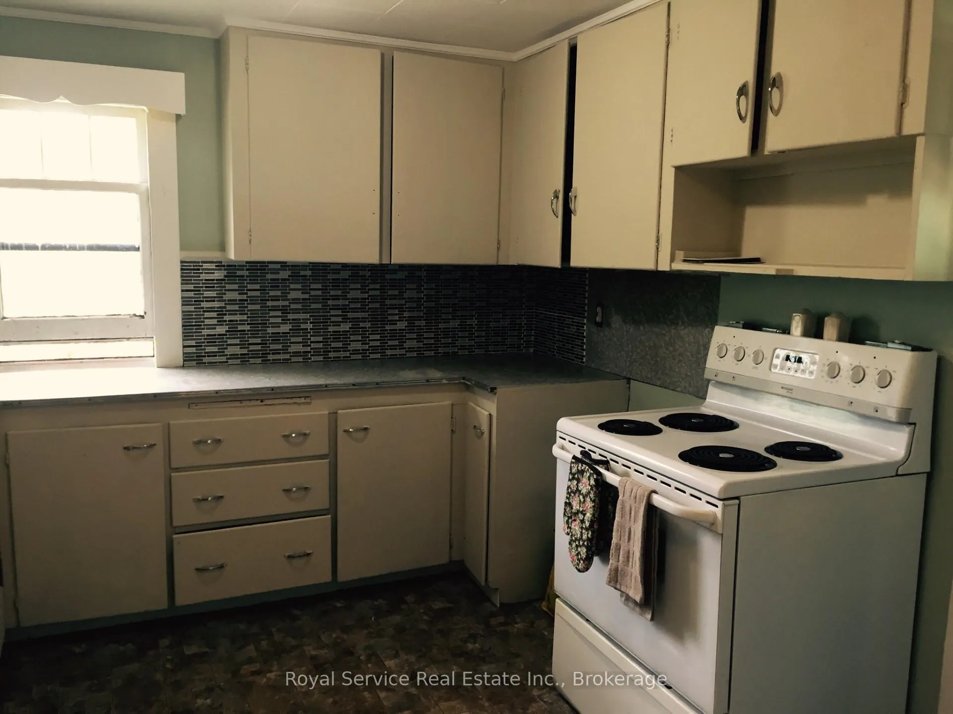 Photo 2 of 5418 Lakeshore Drive, Hamilton Township, Rural Hamilton — HOMEH