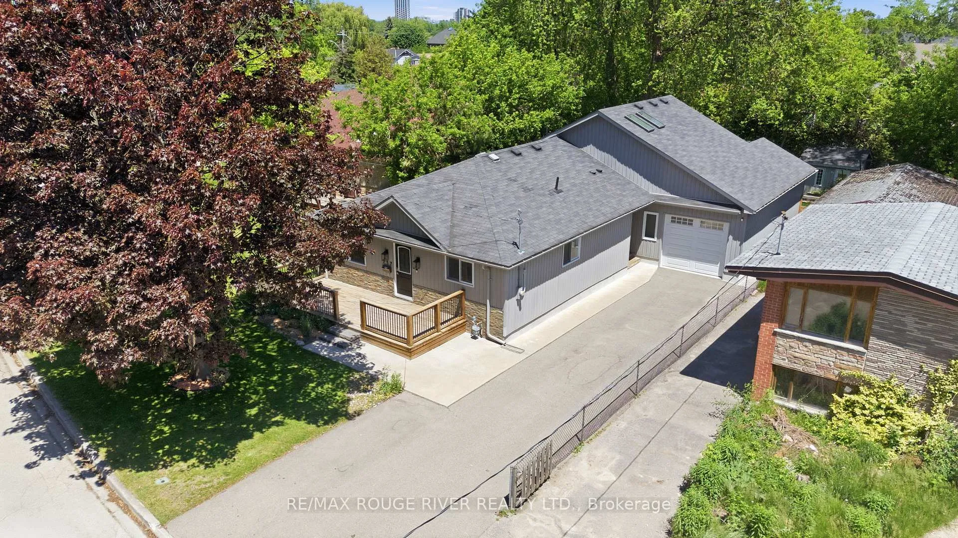 Photo 2 of 717 Hillview Crescent, Pickering, West Shore — HOMEH