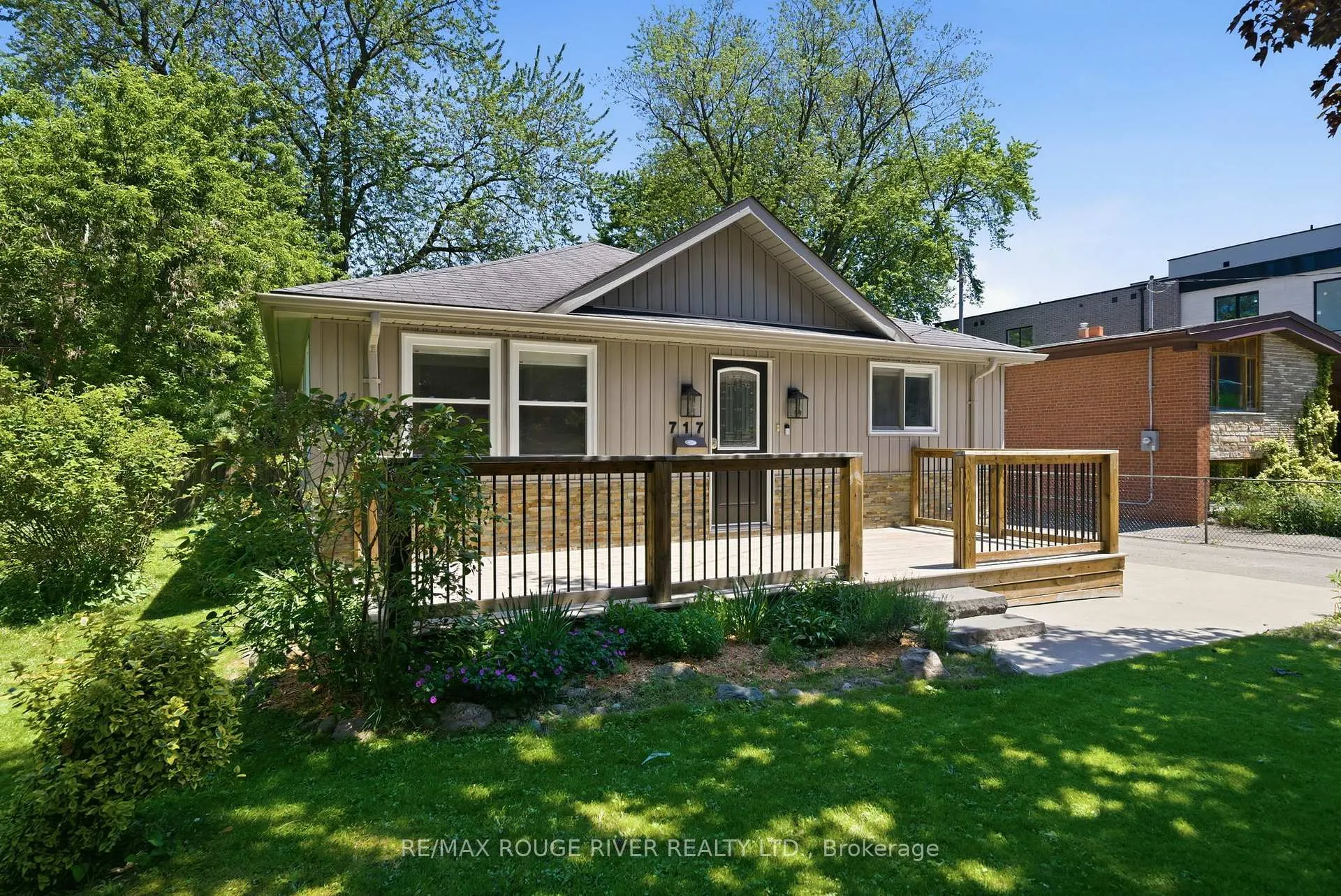 Photo 3 of 717 Hillview Crescent, Pickering, West Shore — HOMEH