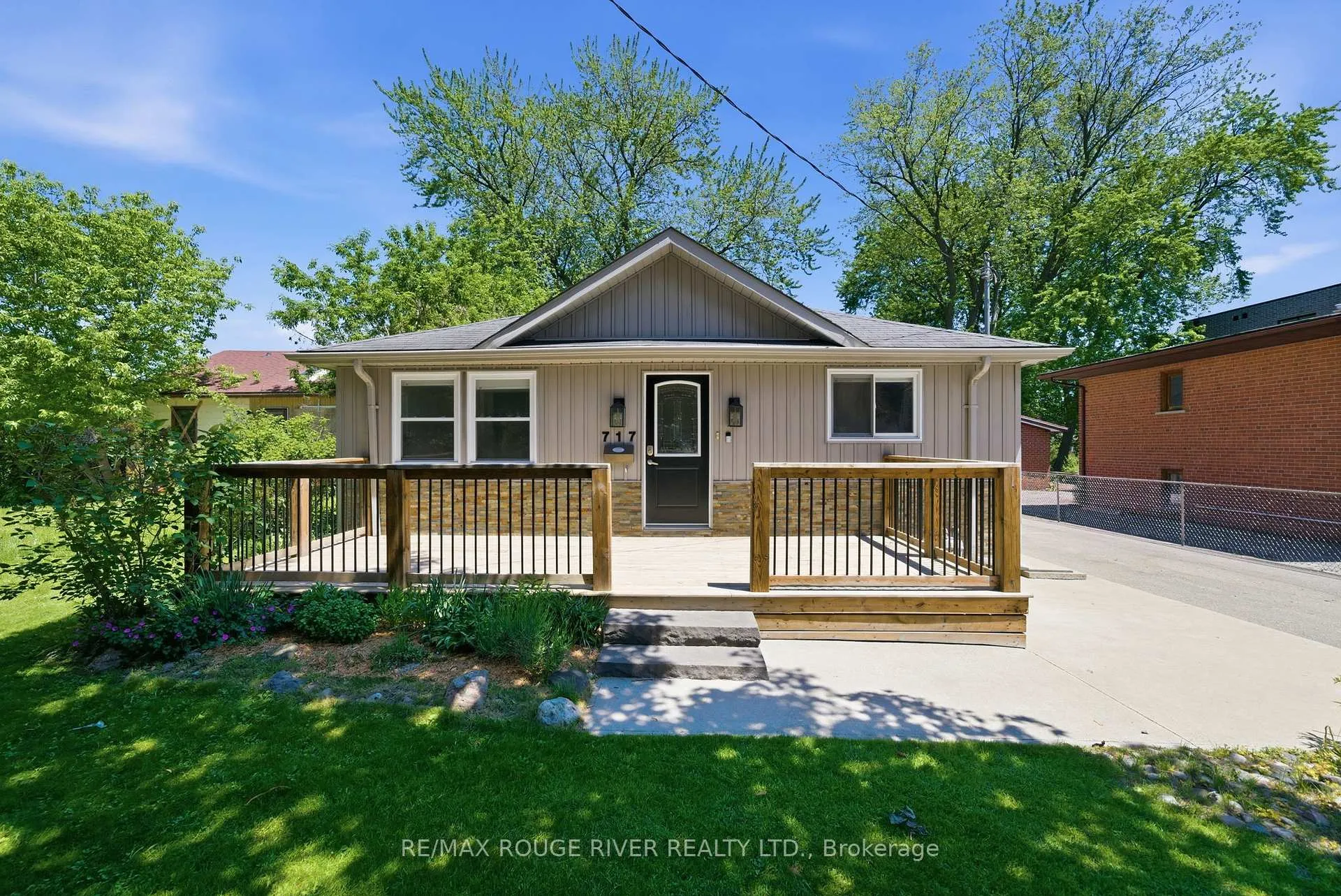 Photo 4 of 717 Hillview Crescent, Pickering, West Shore — HOMEH