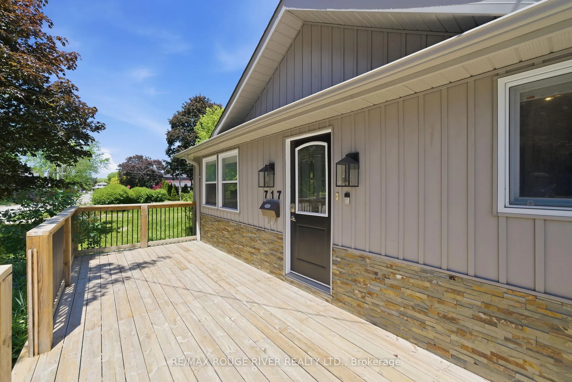 Photo 5 of 717 Hillview Crescent, Pickering, West Shore — HOMEH