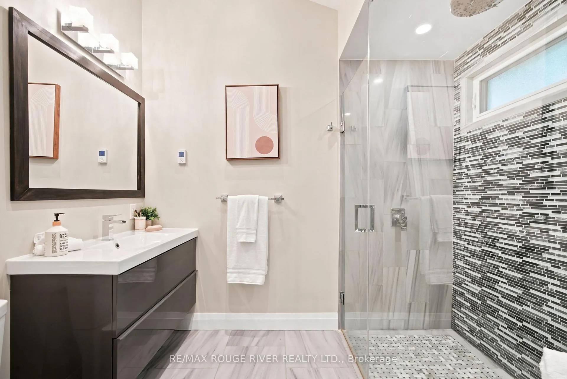 Photo 24 of 717 Hillview Crescent, Pickering, West Shore — HOMEH