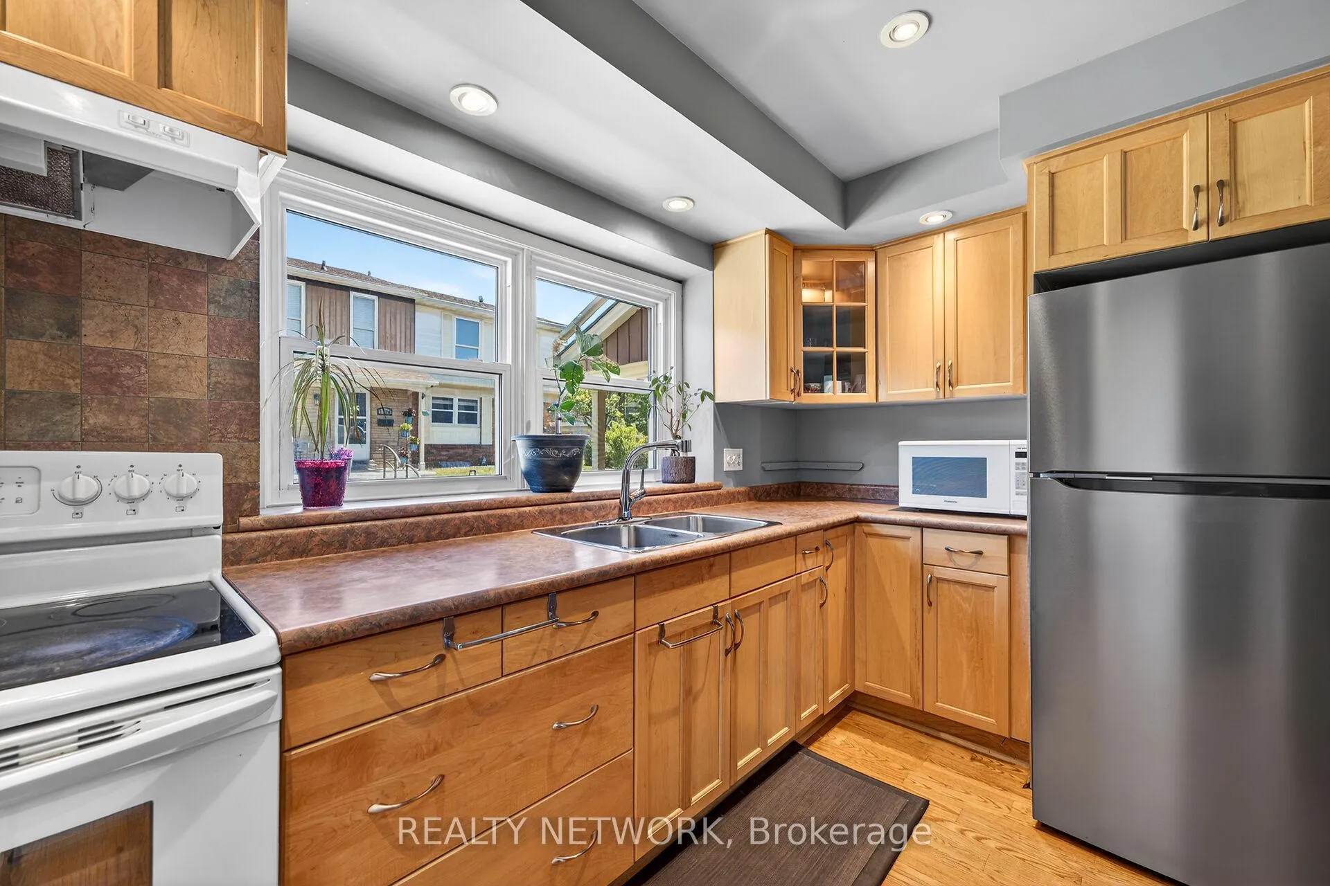 Photo 16 of Unit 1, 2252 Upper Middle Road, Burlington, Brant Hills — HOMEH