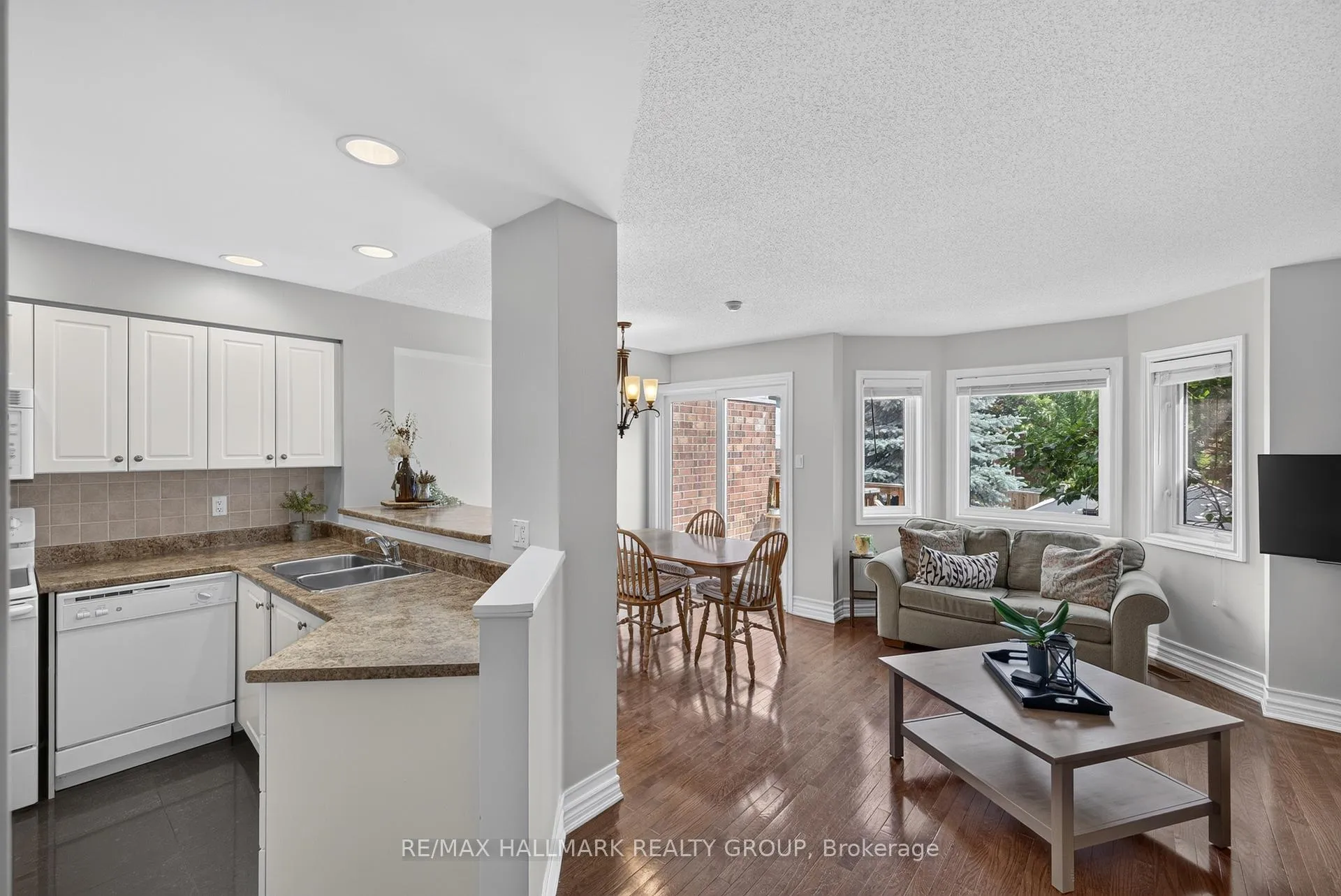 Photo 5 of 460 Grey Seal Circle, Ottawa, Riverside South/Gloucester Glen — HOMEH