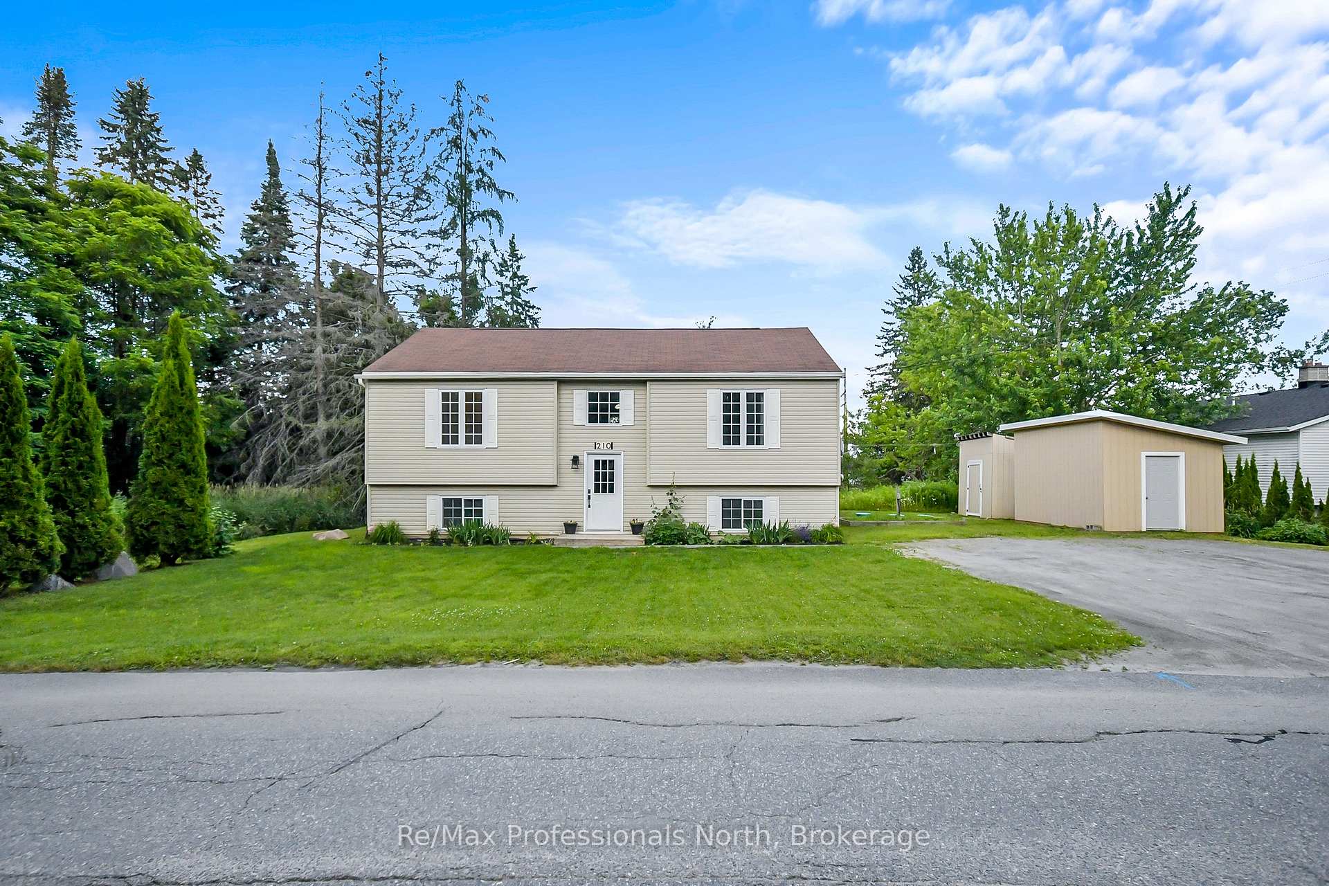 Photo 2 of 210 Mcpherson Street, Gravenhurst, Muskoka (S) — HOMEH
