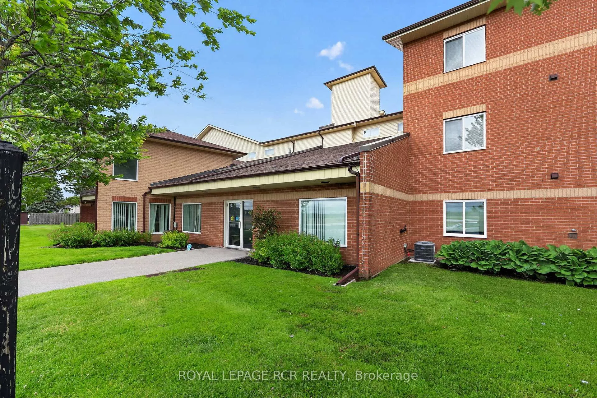 Photo 4 of Unit 113, 247 King Street N, New Tecumseth, Alliston — HOMEH