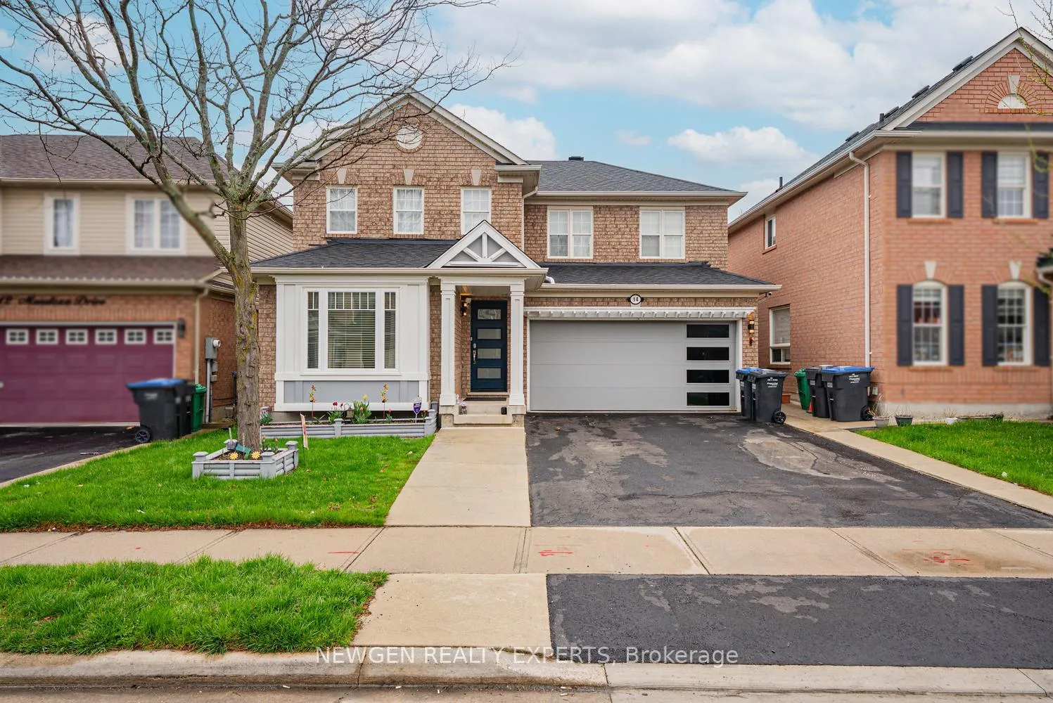 Photo 2 of 14 Mendoza Drive, Brampton, Fletcher's Meadow — HOMEH