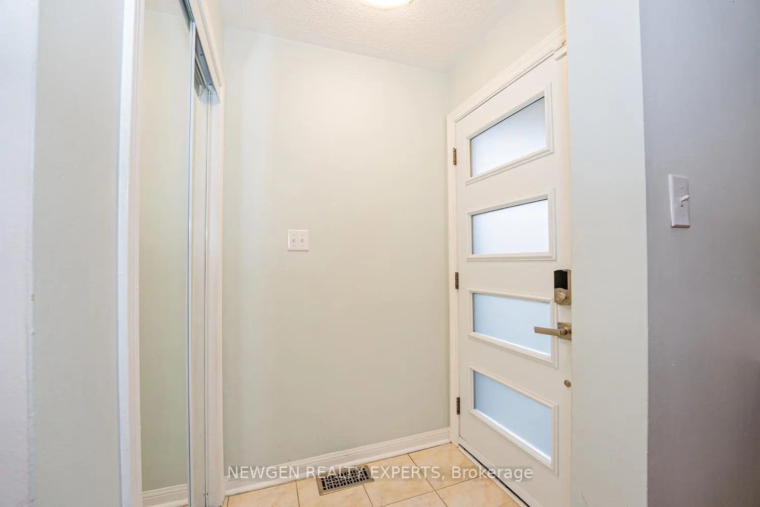 Photo 7 of 14 Mendoza Drive, Brampton, Fletcher's Meadow — HOMEH