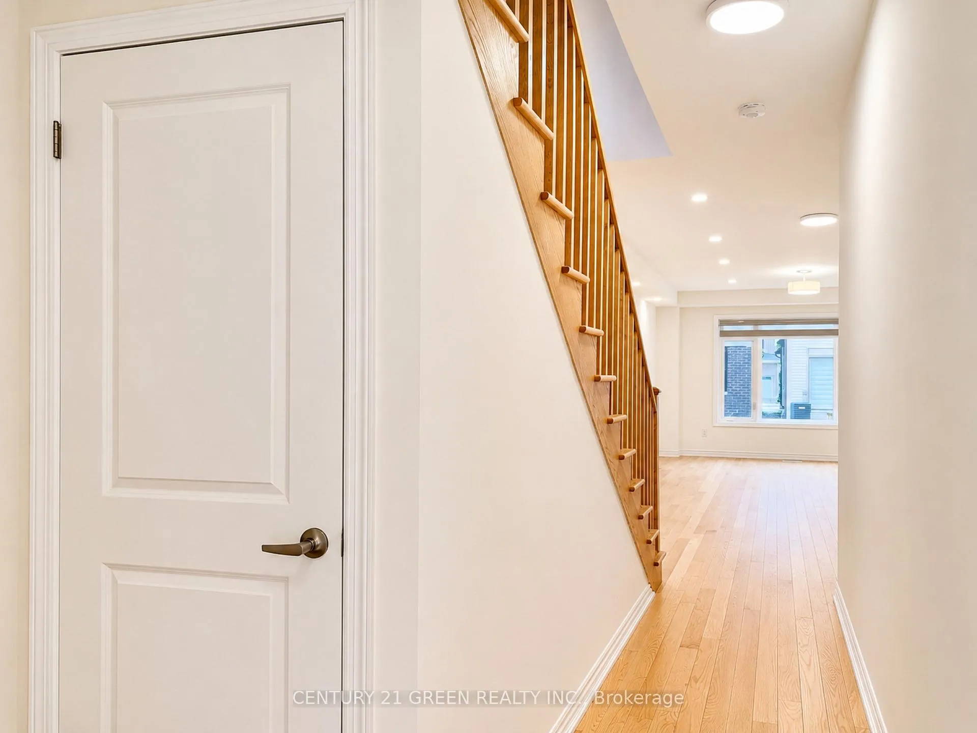 Photo 5 of 41 Durham Avenue, Barrie, Rural Barrie Southeast — HOMEH
