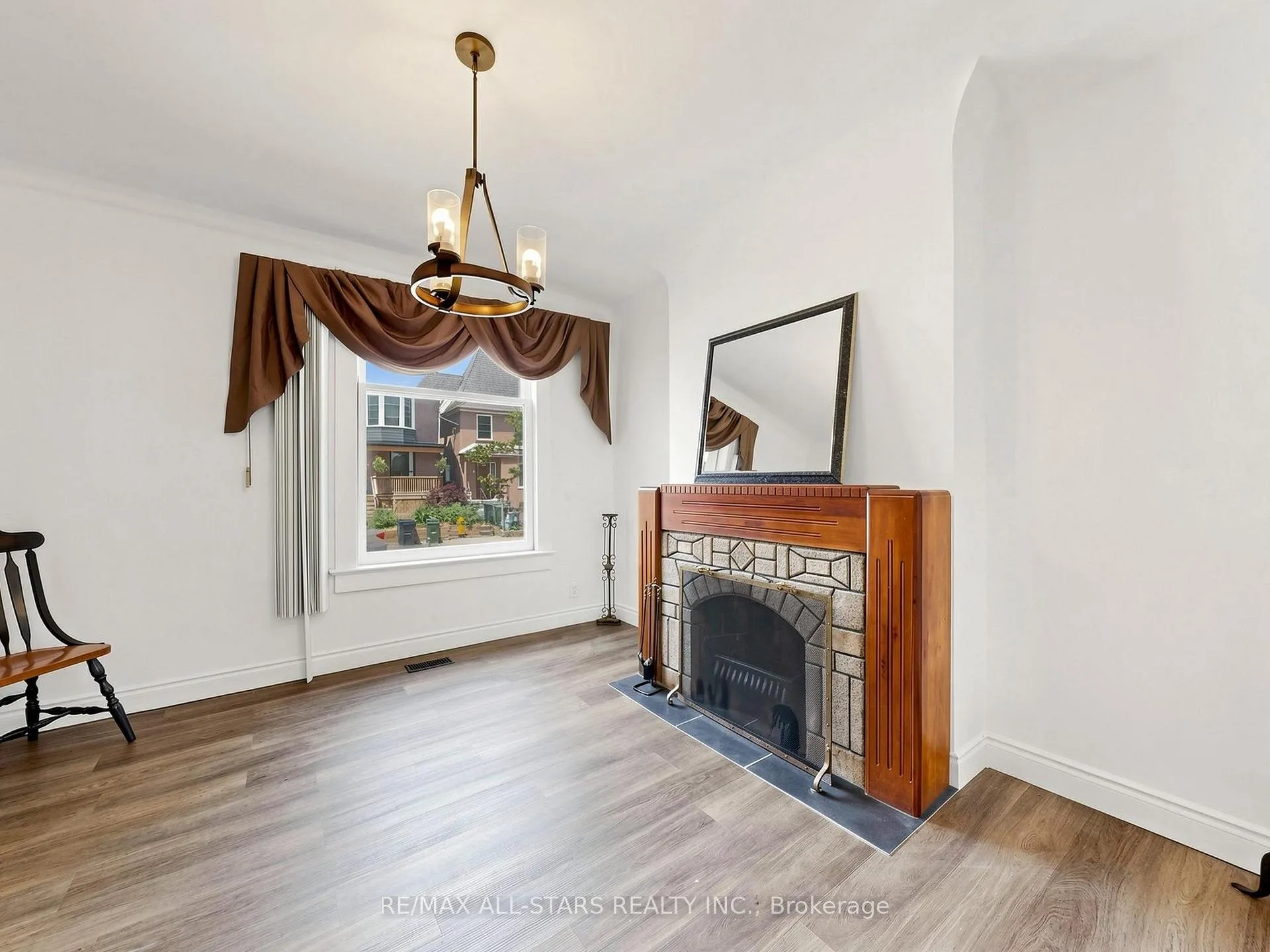 Photo 2 of 9 Cherry Nook Gardens, Toronto, Greenwood-Coxwell — HOMEH
