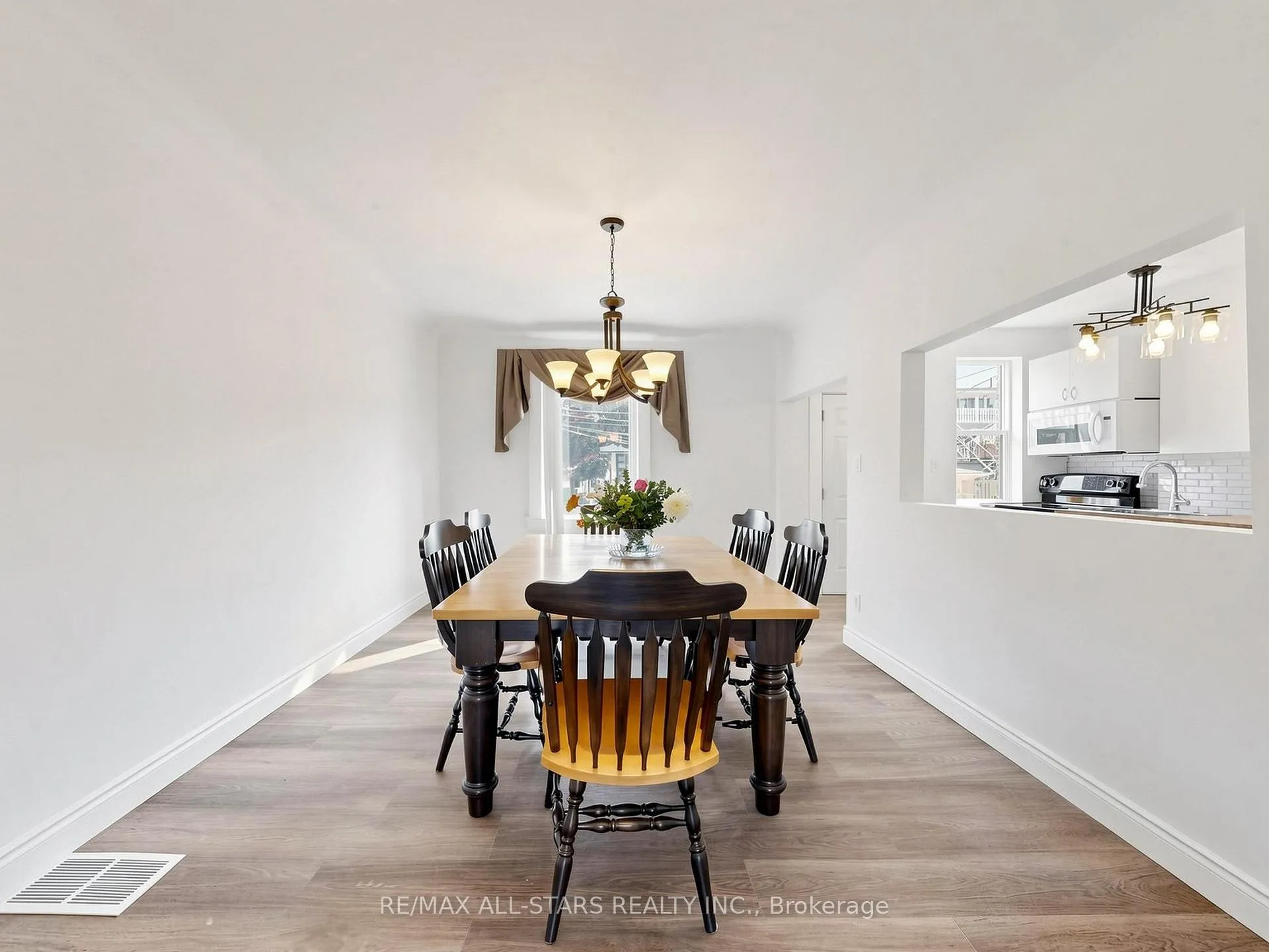 Photo 10 of 9 Cherry Nook Gardens, Toronto, Greenwood-Coxwell — HOMEH