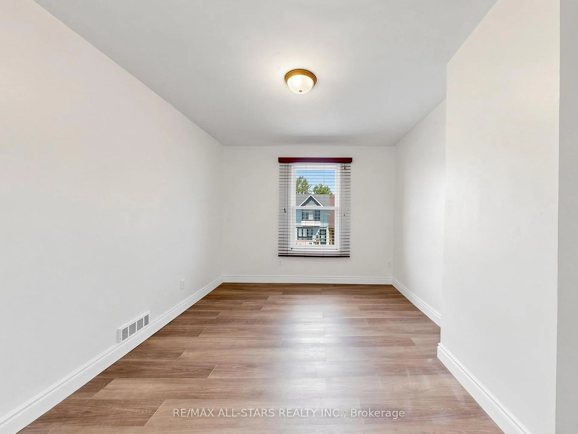 Photo 16 of 9 Cherry Nook Gardens, Toronto, Greenwood-Coxwell — HOMEH