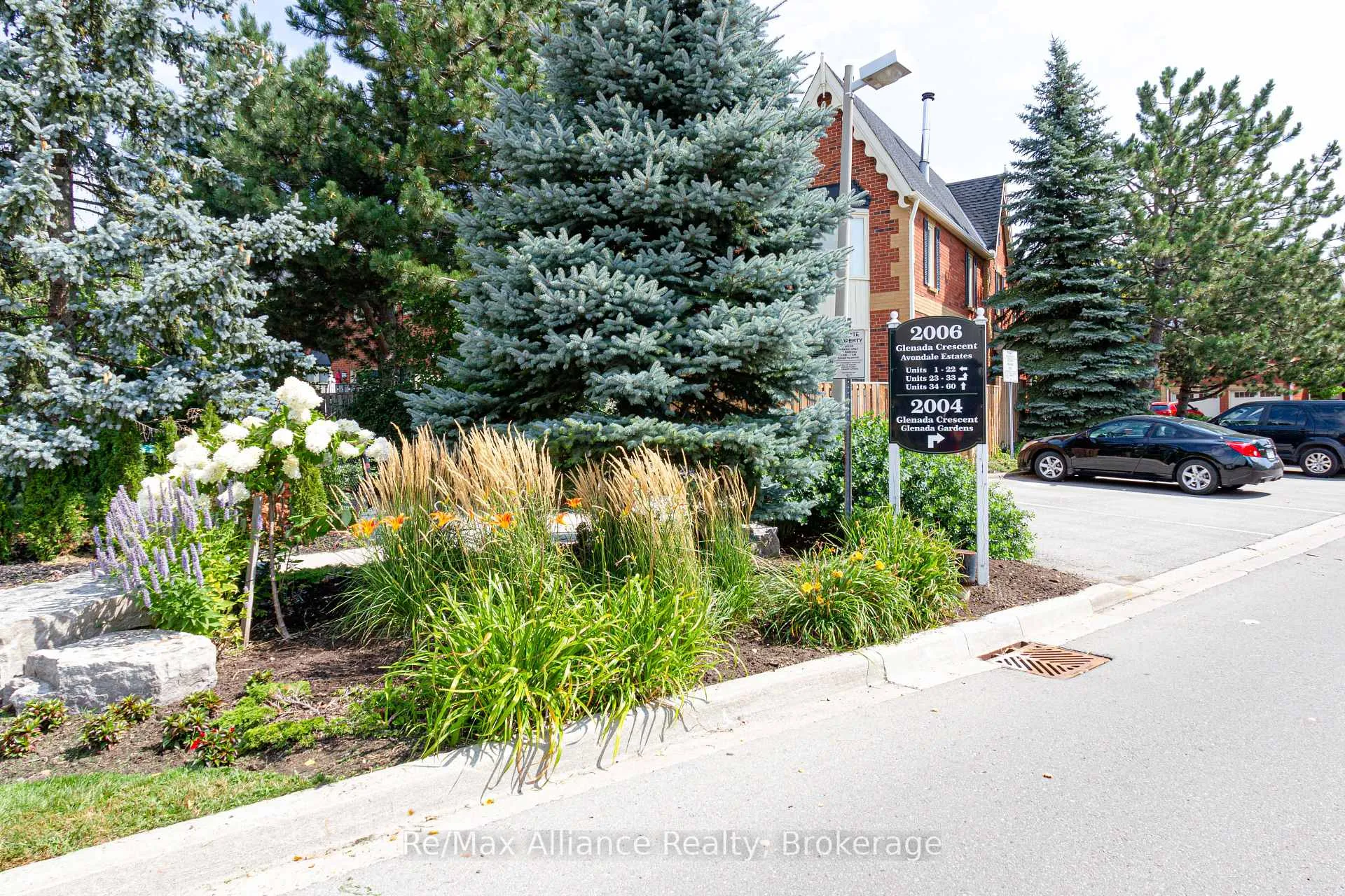 Front of Unit 6, 2006 Glenada Crescent