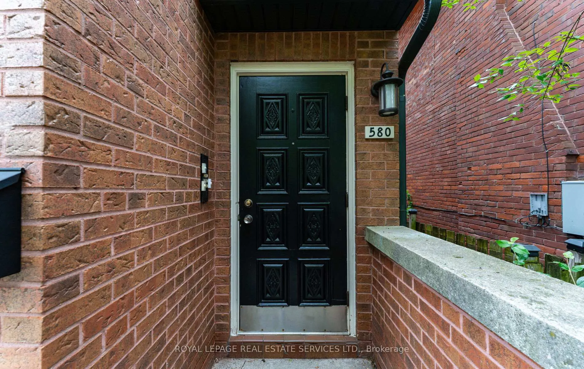Photo 3 of Unit 2nd Floor, 580 Indian Road, Toronto, High Park North — HOMEH