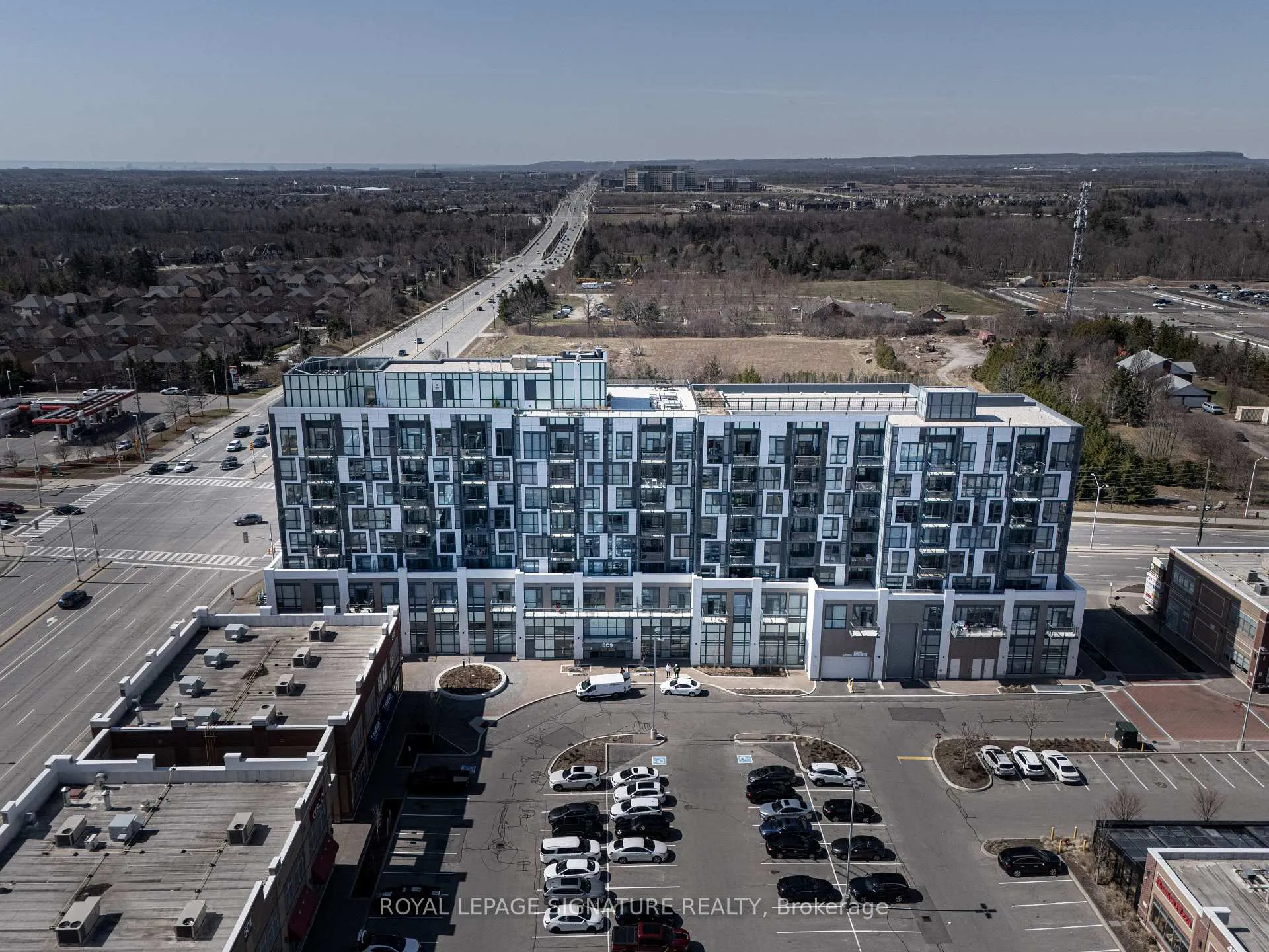 Front of Unit 811, 509 Dundas Street W