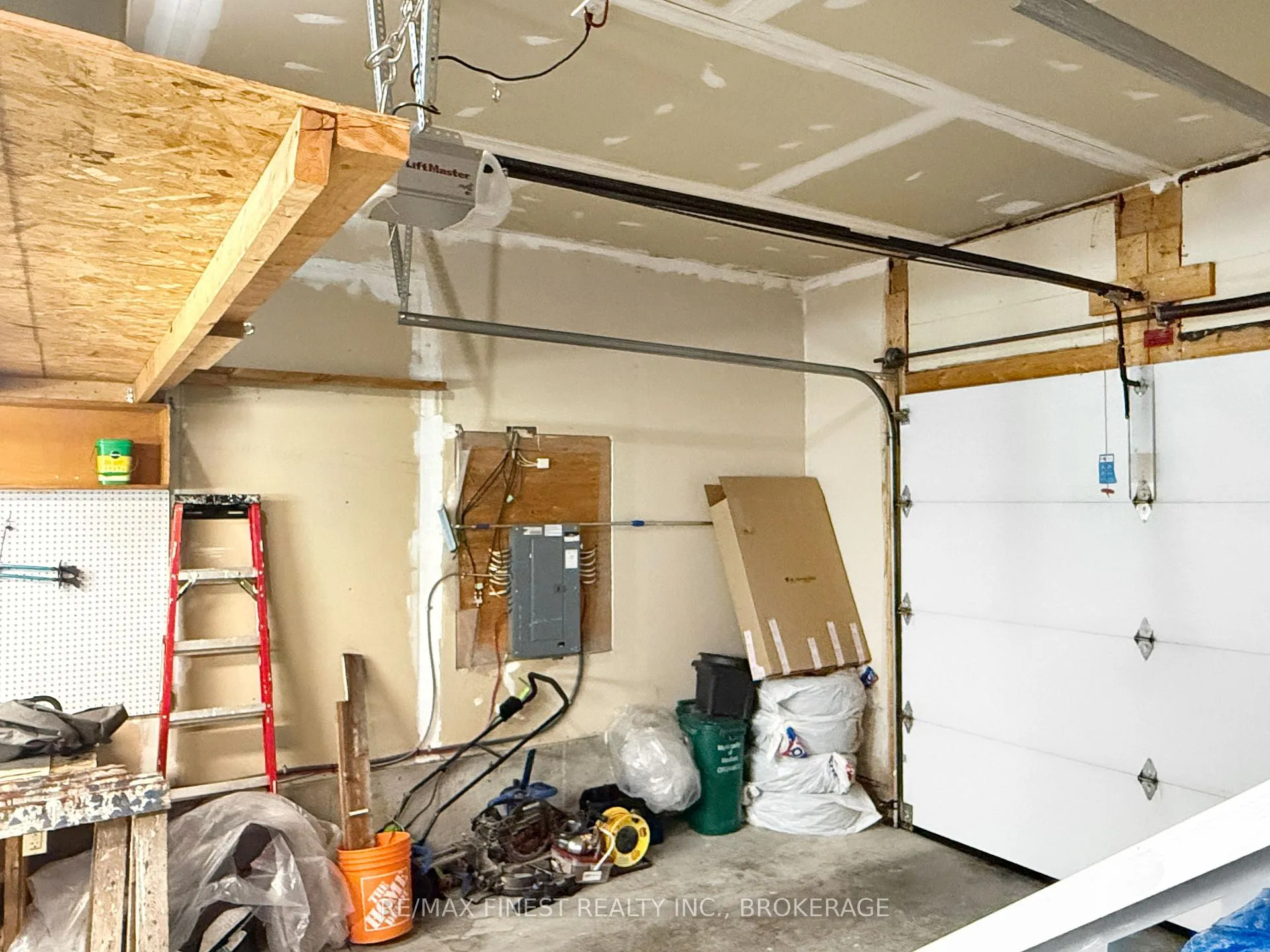 Photo 32 of 119 Hogan Crescent, Loyalist, Amherstview — HOMEH