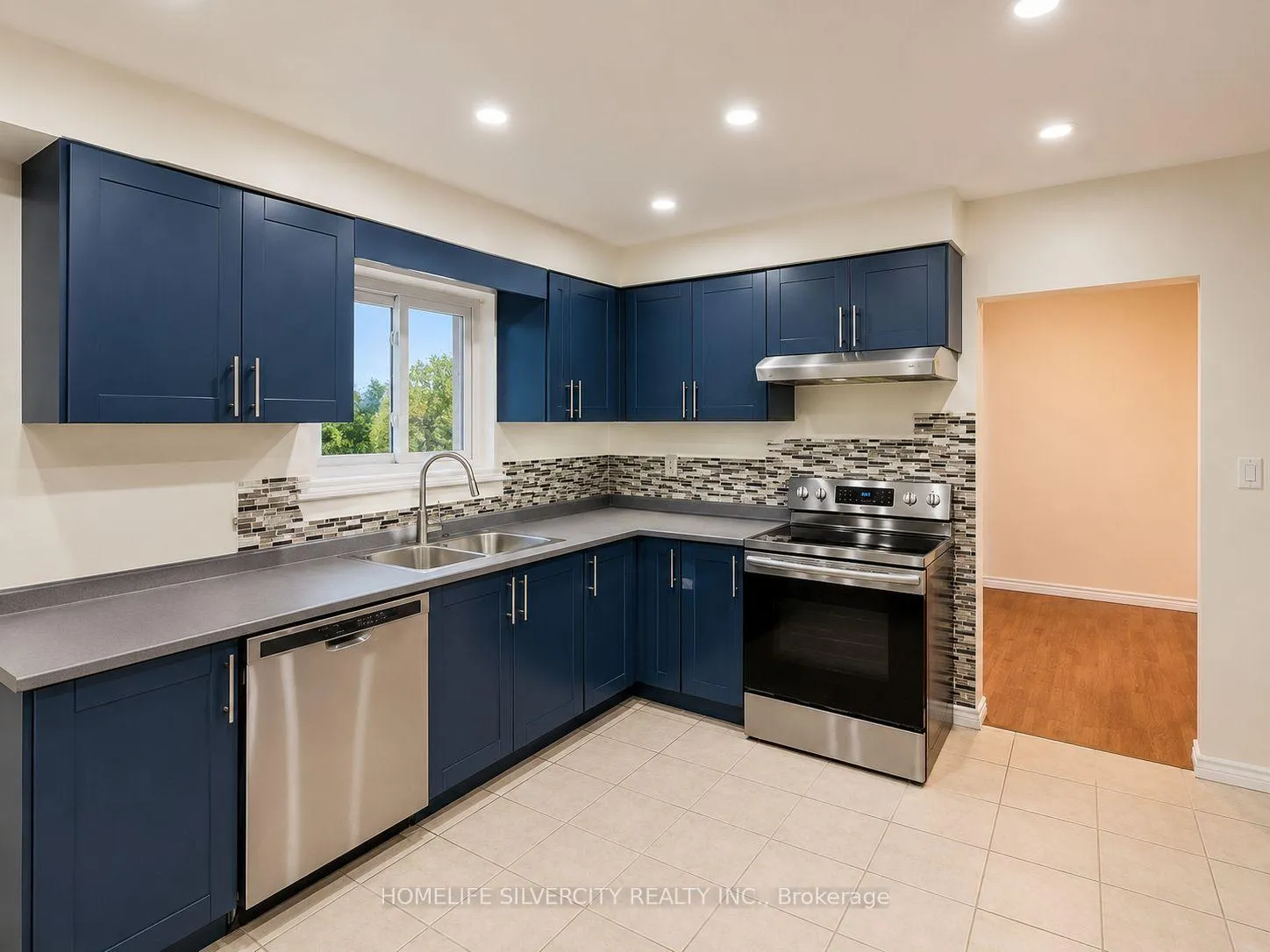 Photo 4 of 9 Hardwick Drive, Brampton, Brampton East — HOMEH