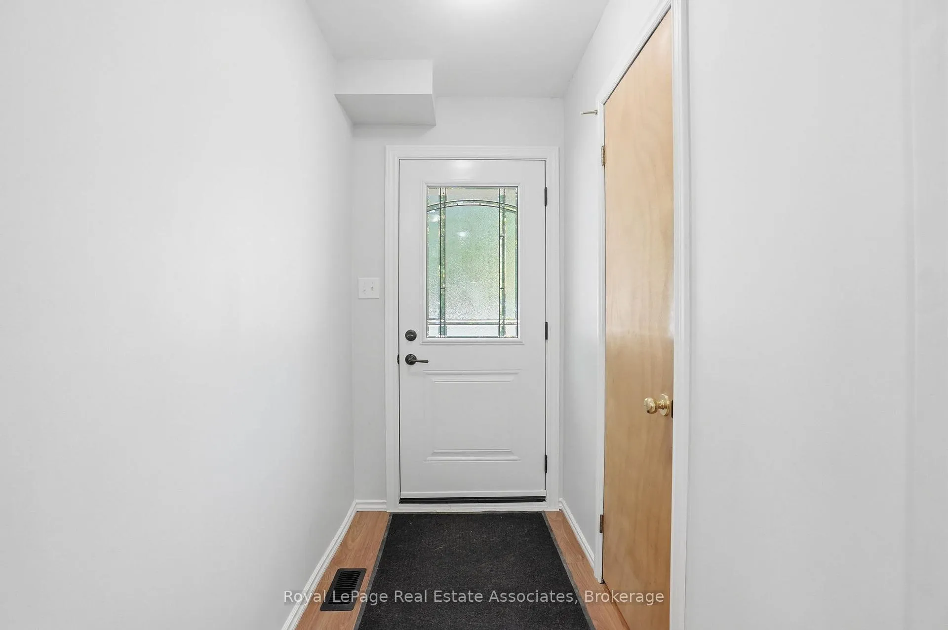 Photo 5 of Unit D(4), 16D Bond Street, Hamilton, Dundas — HOMEH