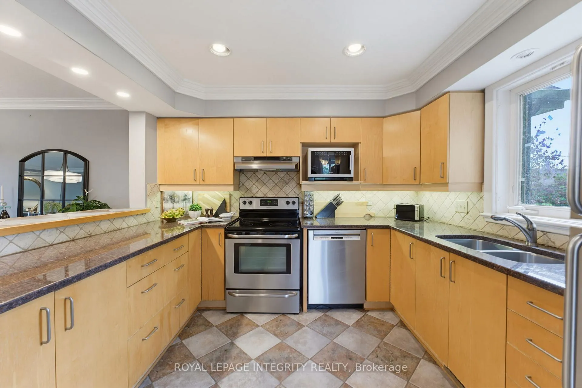 Photo 11 of 81 Robinson Avenue, Ottawa, Sandy Hill — HOMEH