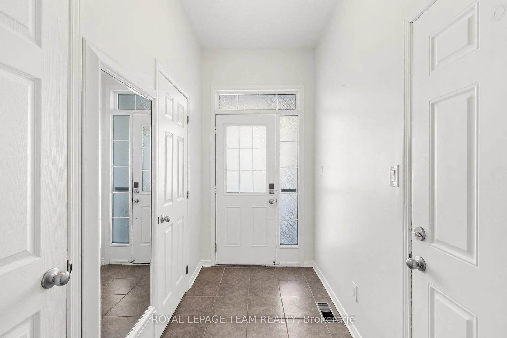 Photo 4 of 102 Lochnaw Private, Ottawa, Barrhaven - Stonebridge — HOMEH