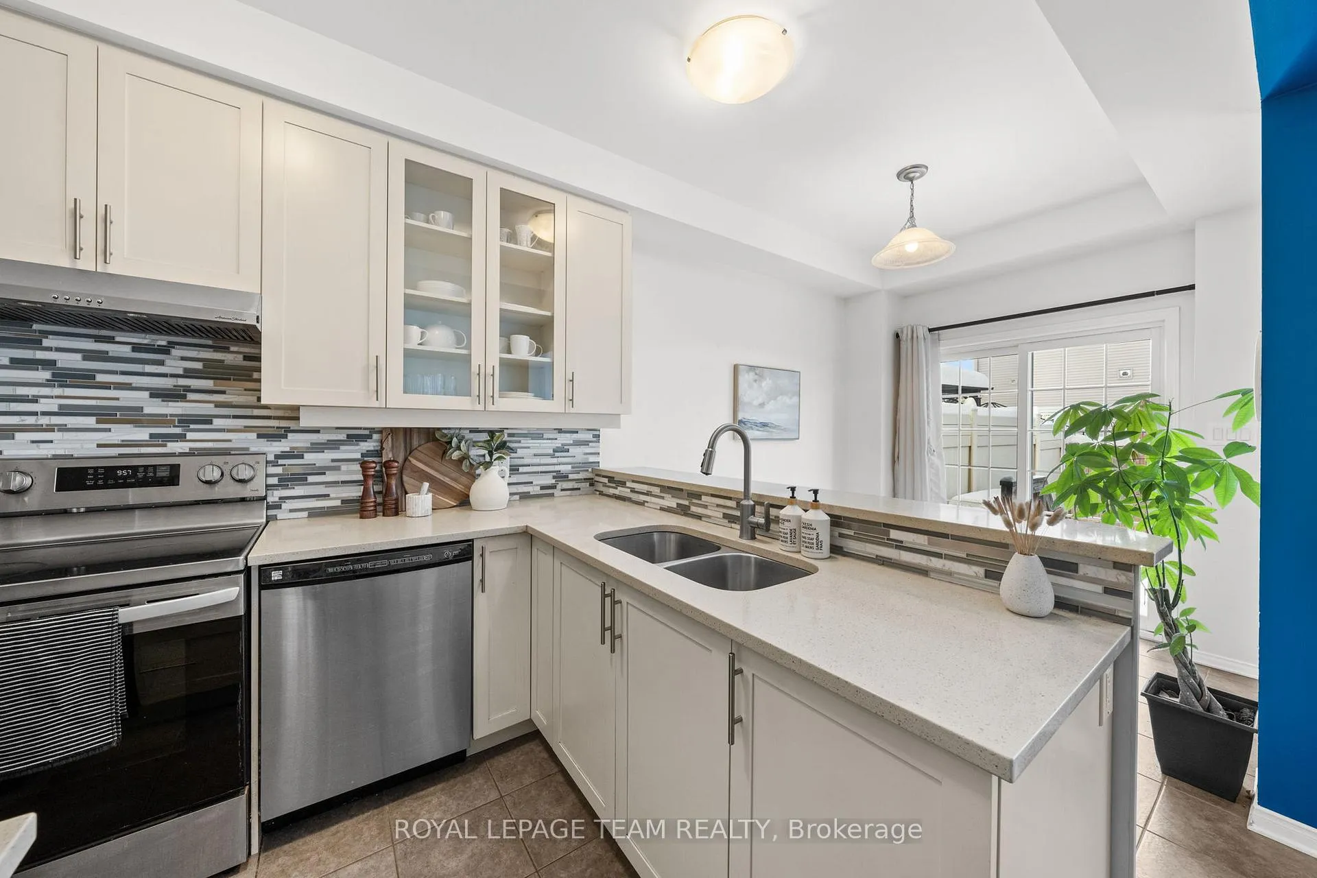 Photo 16 of 102 Lochnaw Private, Ottawa, Barrhaven - Stonebridge — HOMEH