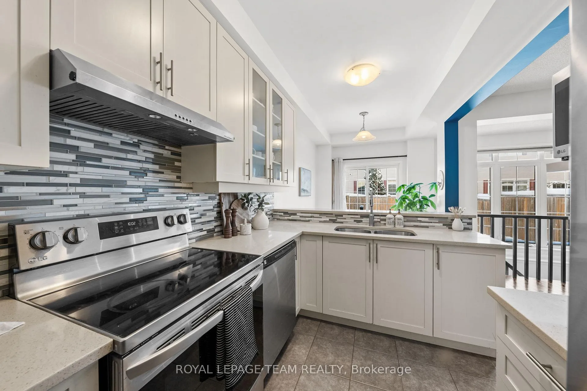 Photo 18 of 102 Lochnaw Private, Ottawa, Barrhaven - Stonebridge — HOMEH