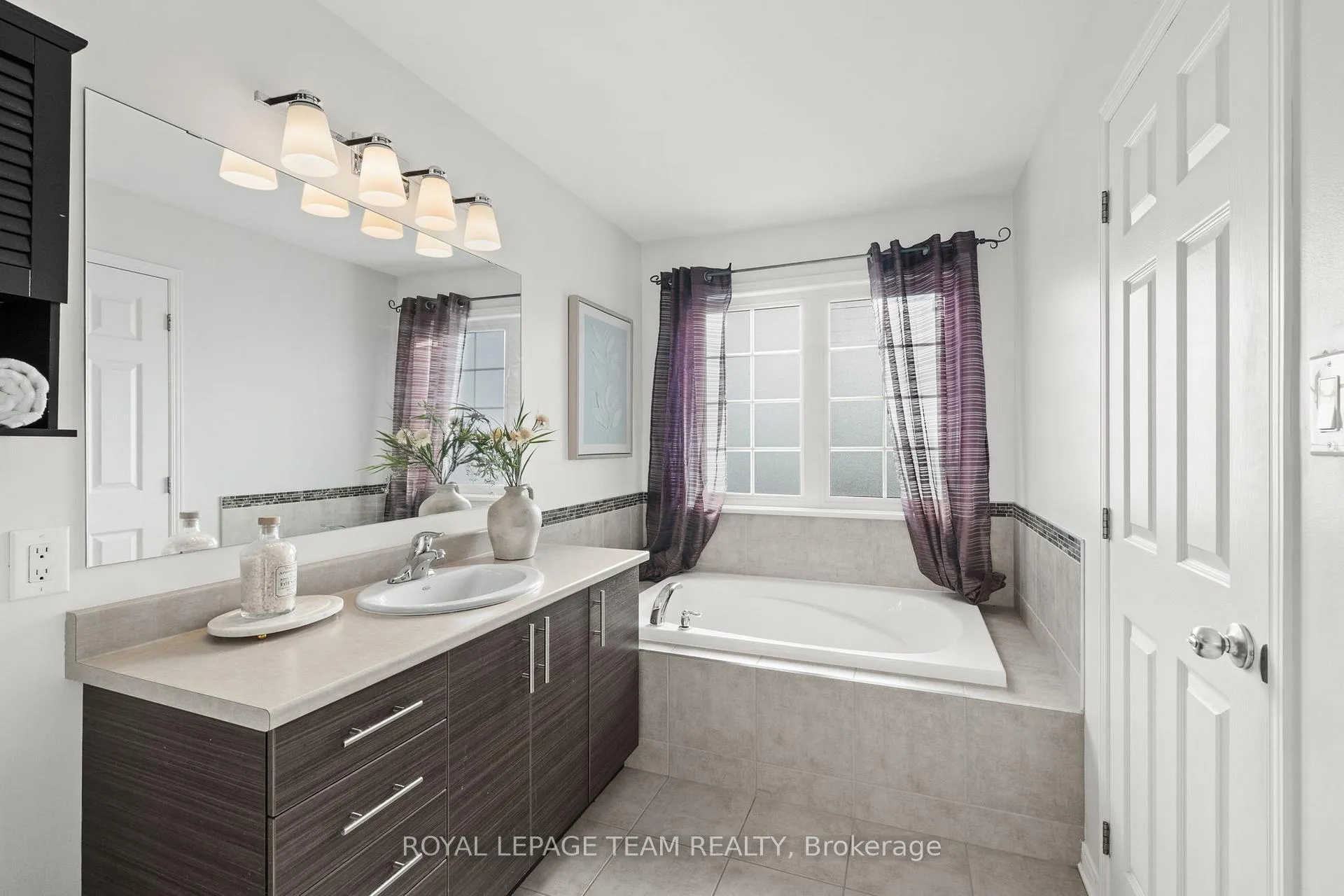 Photo 31 of 102 Lochnaw Private, Ottawa, Barrhaven - Stonebridge — HOMEH