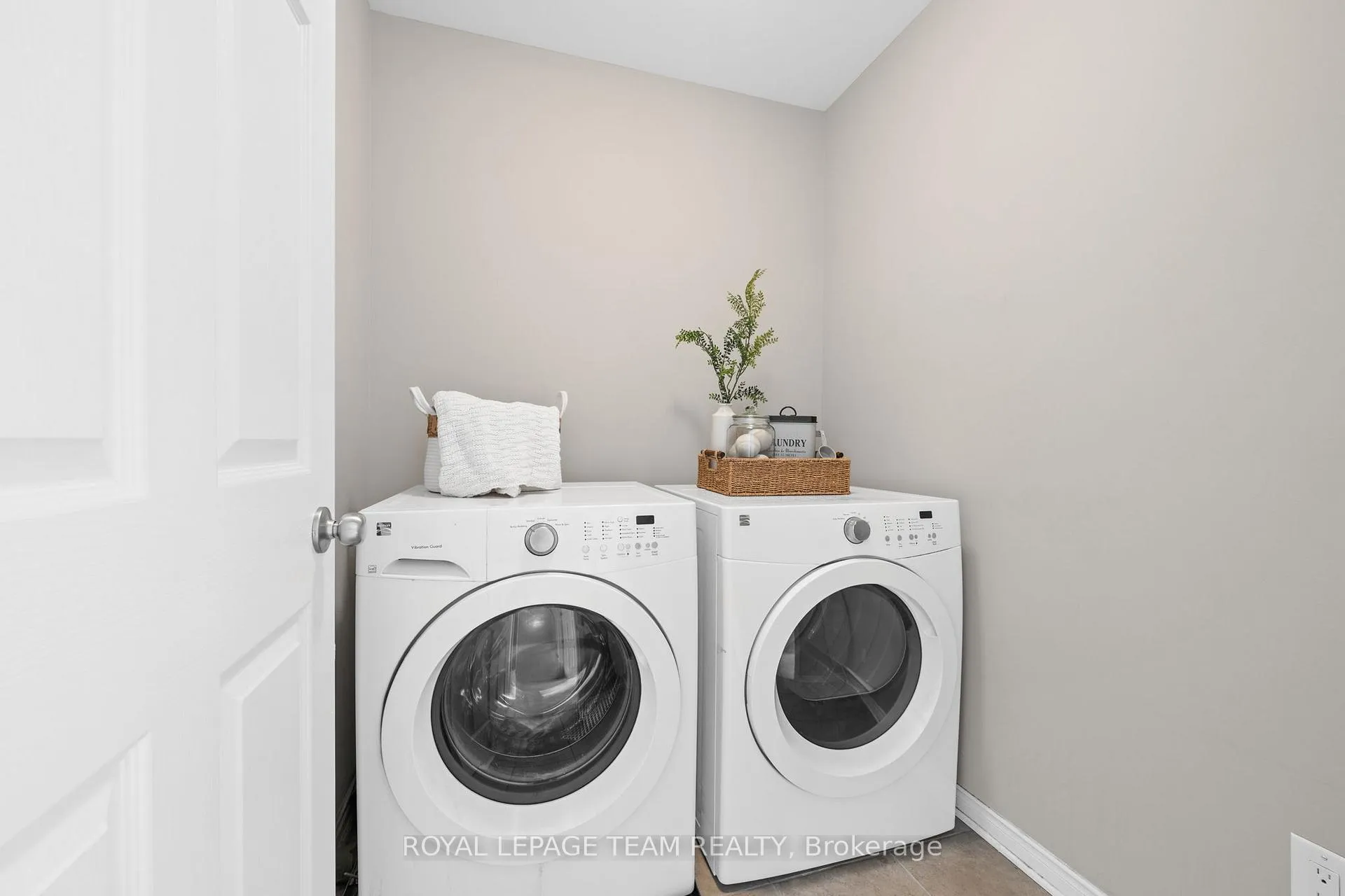 Photo 35 of 102 Lochnaw Private, Ottawa, Barrhaven - Stonebridge — HOMEH