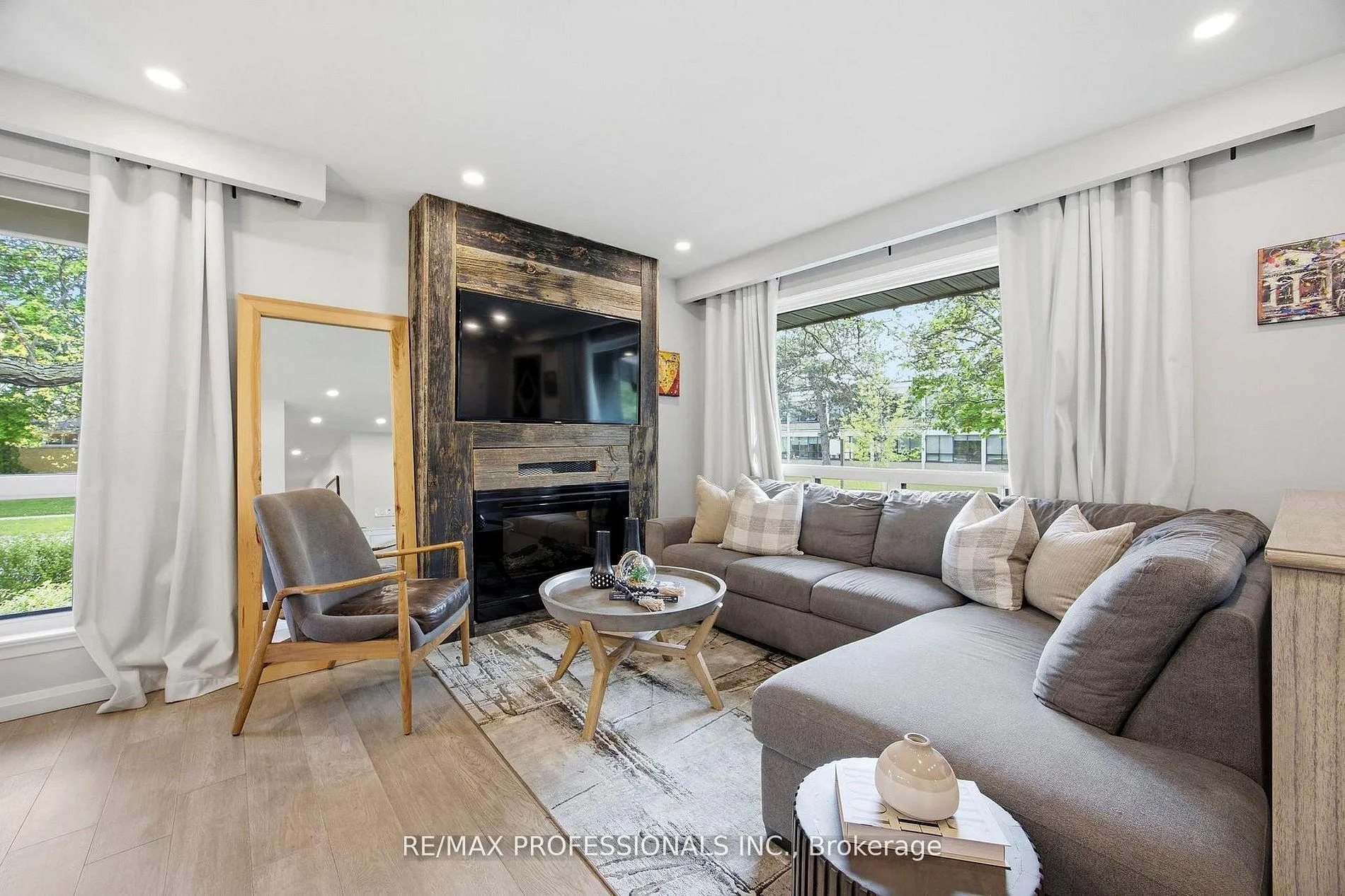 Photo 3 of 33 Brampton Road, Etobicoke, Willowridge-Martingrove-Richview — HOMEH