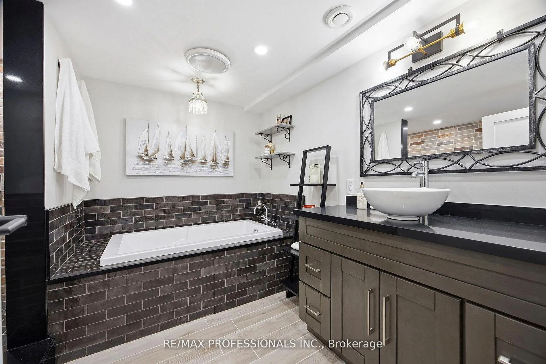 Photo 28 of 33 Brampton Road, Etobicoke, Willowridge-Martingrove-Richview — HOMEH