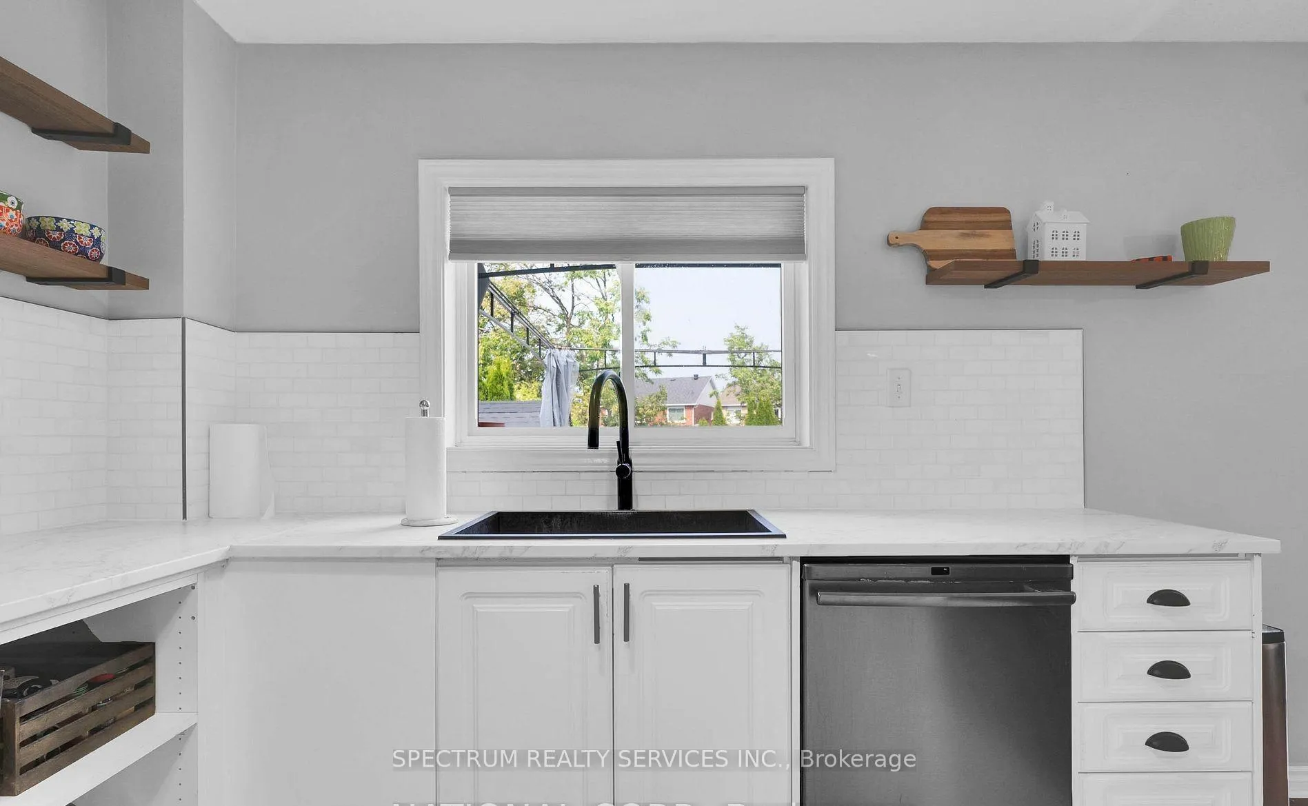 Photo 5 of 54 Northview Crescent, Barrie, Northwest — HOMEH