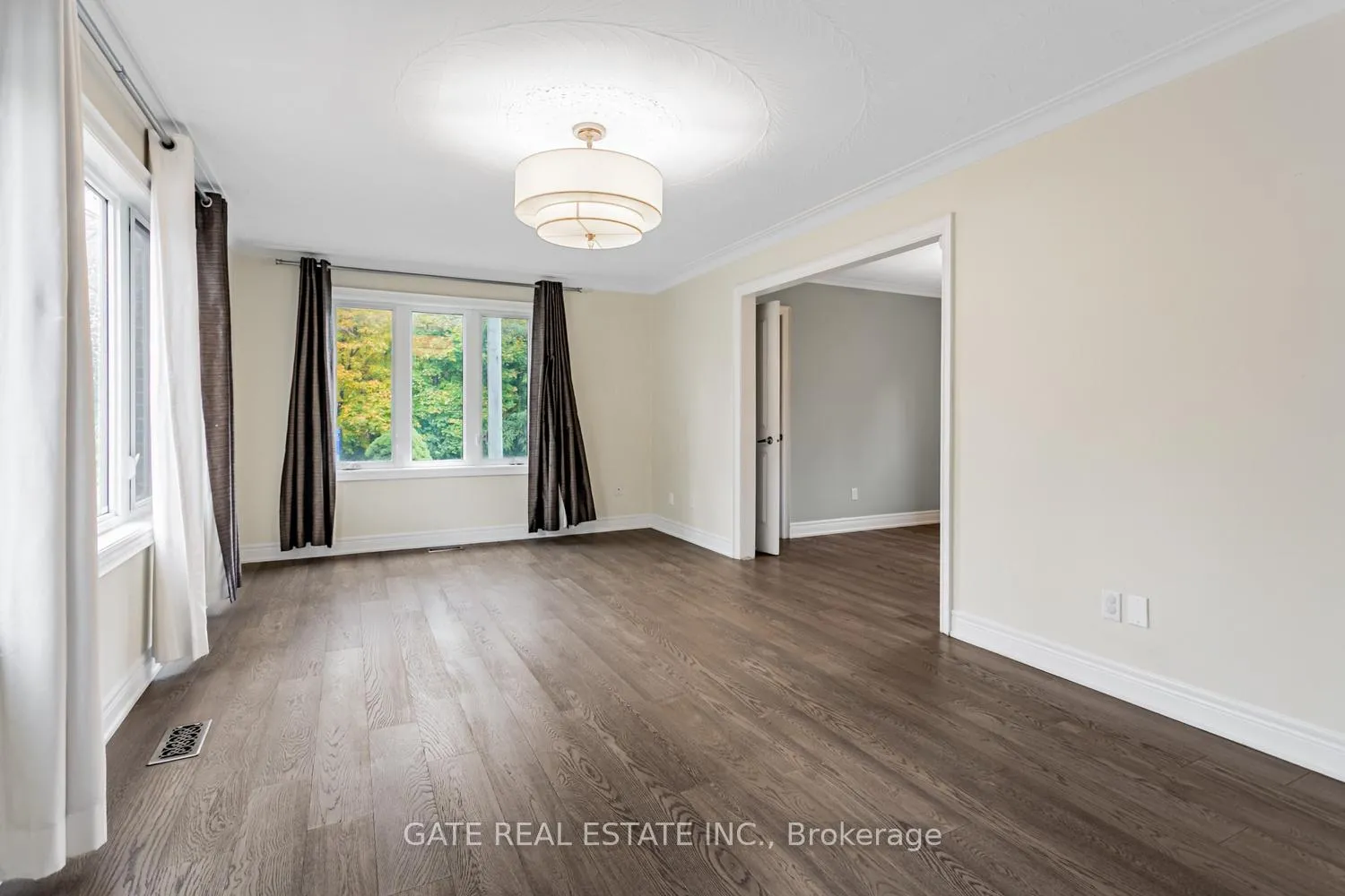 Photo 5 of 60 Scott Street, Brampton, Downtown Brampton — HOMEH