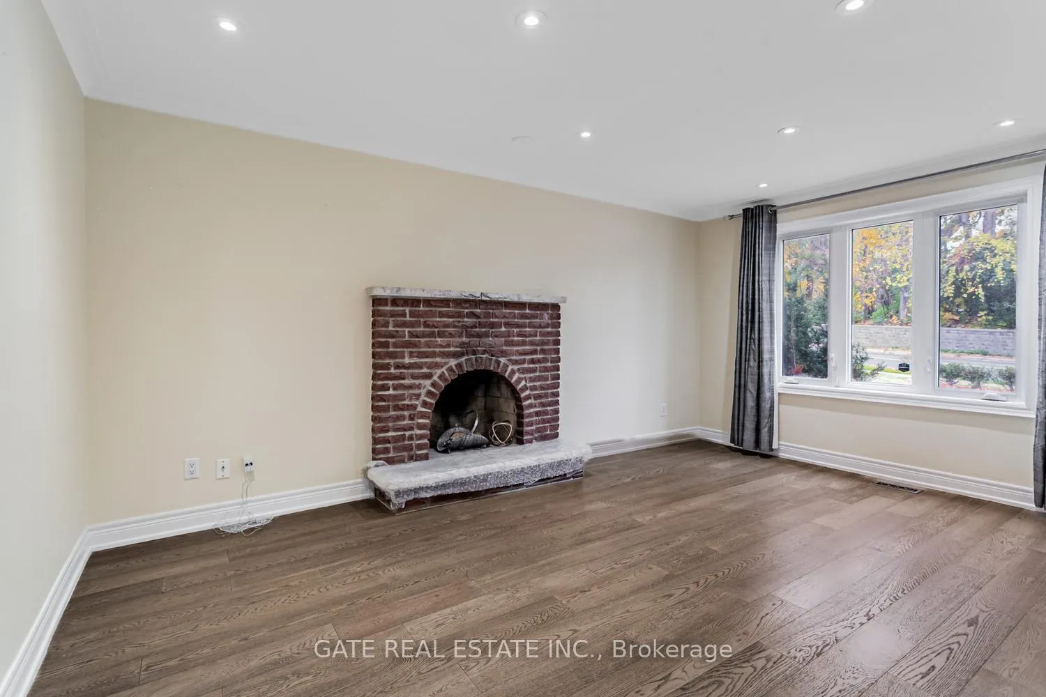 Photo 11 of 60 Scott Street, Brampton, Downtown Brampton — HOMEH