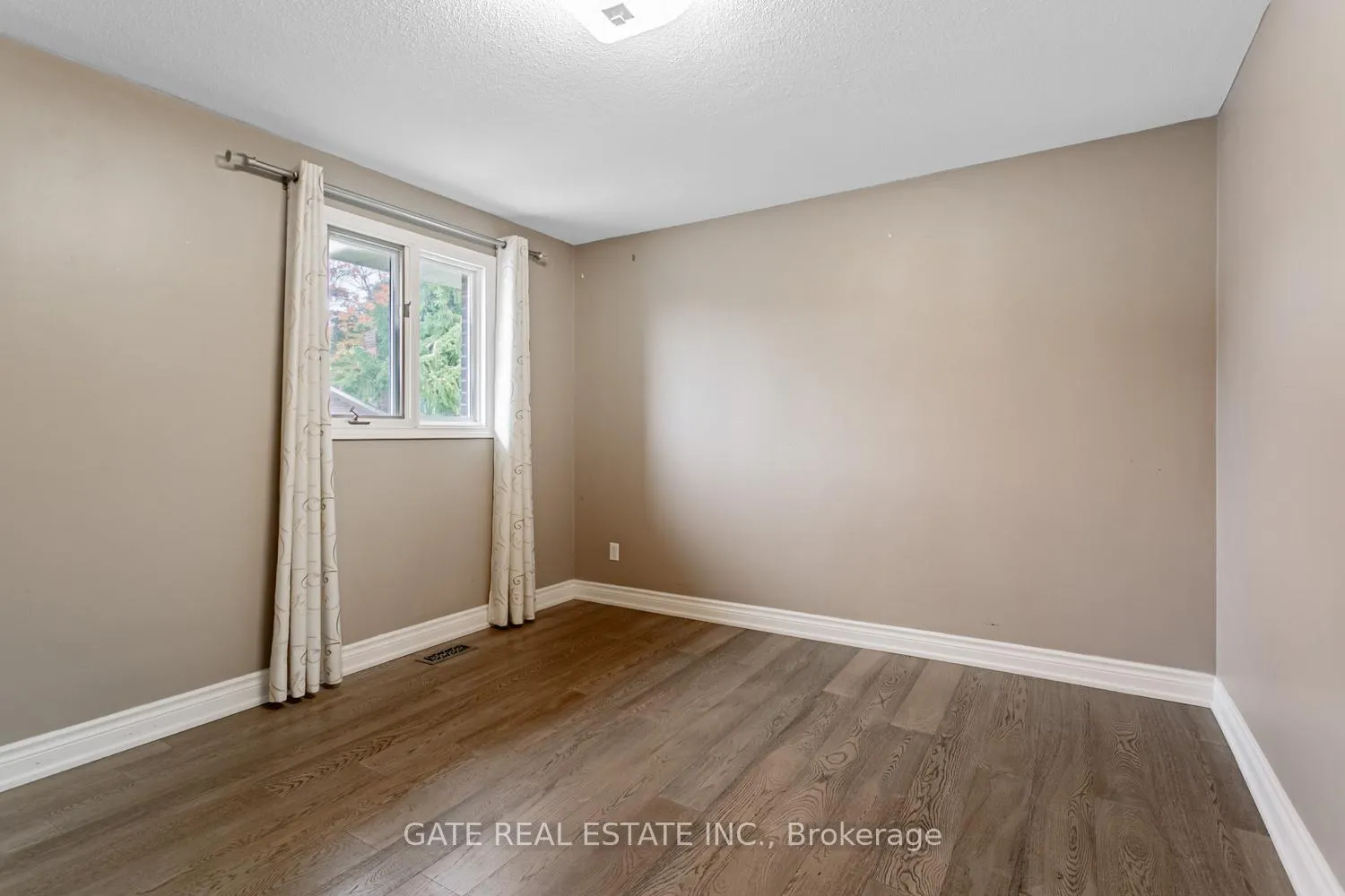 Photo 15 of 60 Scott Street, Brampton, Downtown Brampton — HOMEH