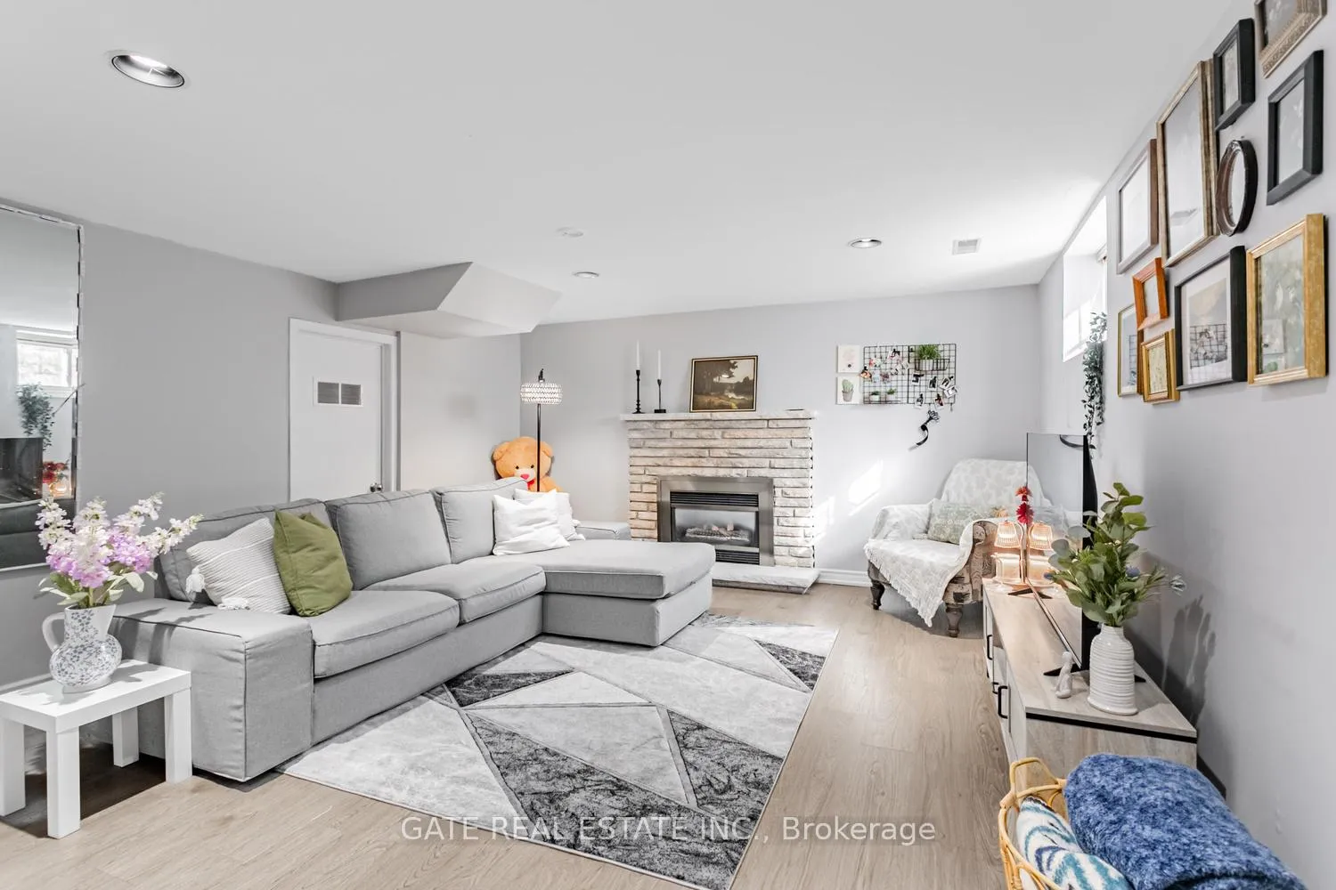 Photo 23 of 60 Scott Street, Brampton, Downtown Brampton — HOMEH