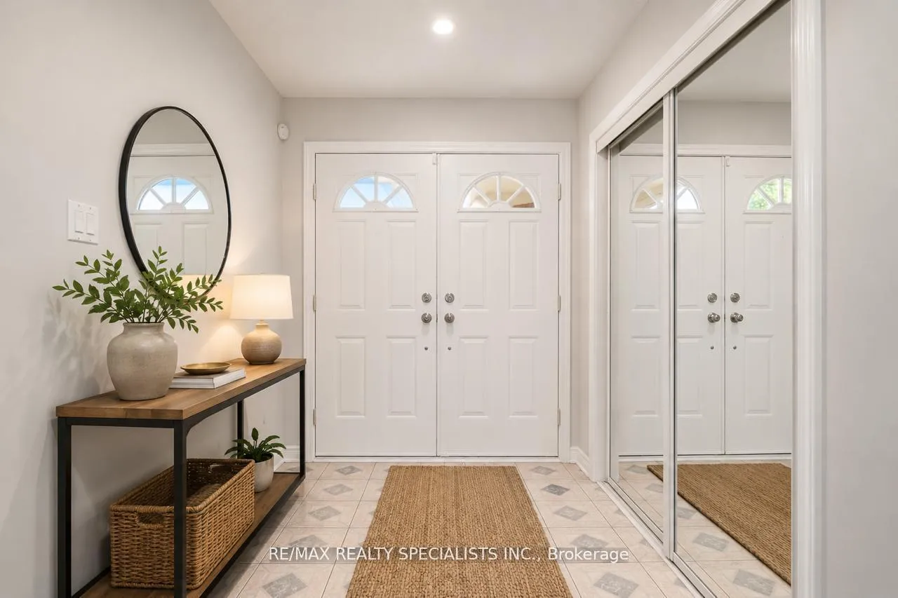 Photo 3 of 15 Eagleridge Drive, Brampton, Sandringham-Wellington — HOMEH