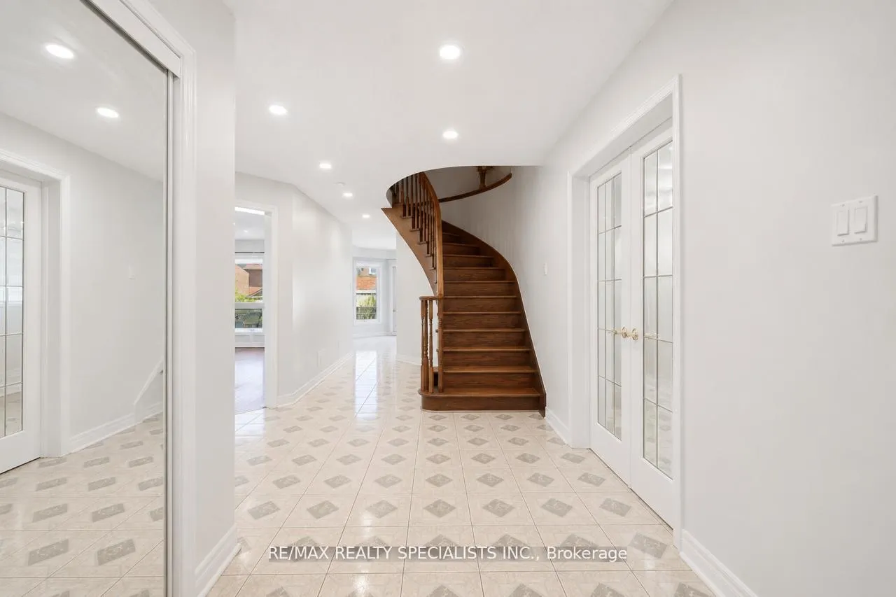 Photo 4 of 15 Eagleridge Drive, Brampton, Sandringham-Wellington — HOMEH