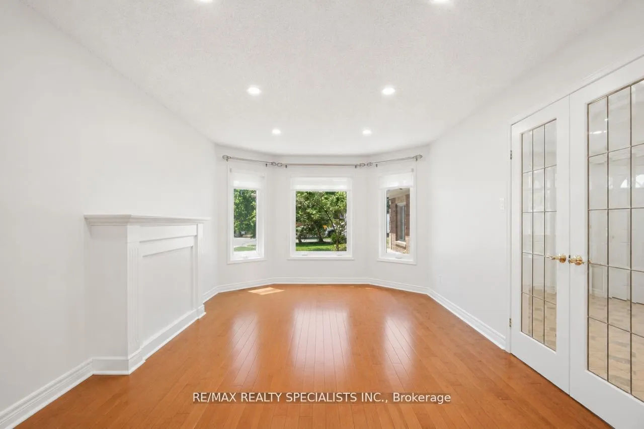 Photo 5 of 15 Eagleridge Drive, Brampton, Sandringham-Wellington — HOMEH