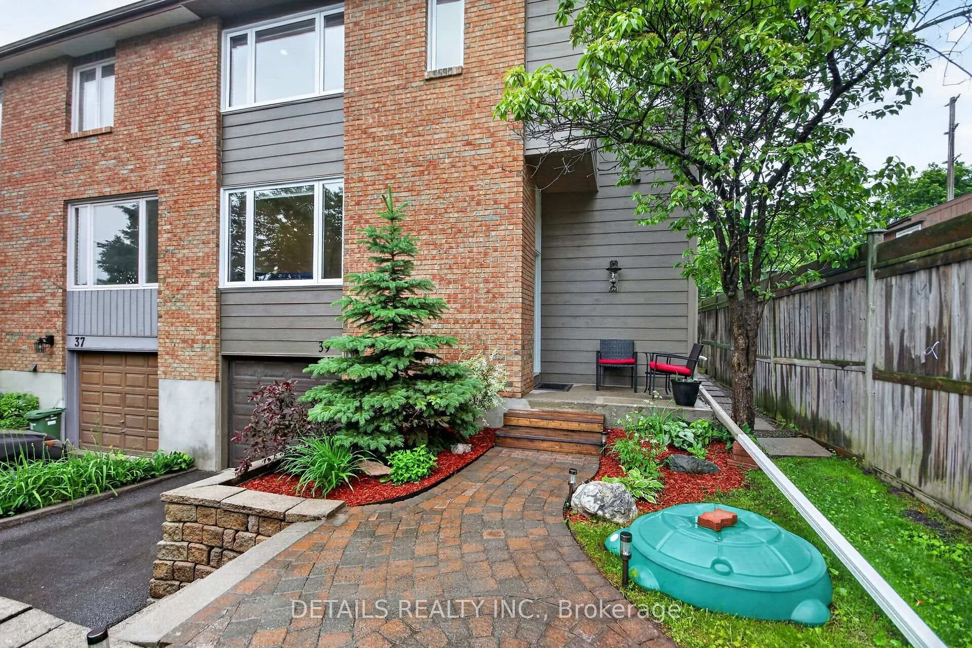 Photo 2 of 39 Sandhurst Court, Ottawa, Mooneys Bay/Riverside Park — HOMEH