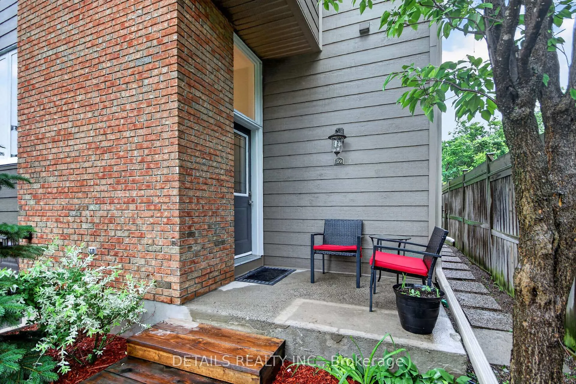 Photo 3 of 39 Sandhurst Court, Ottawa, Mooneys Bay/Riverside Park — HOMEH