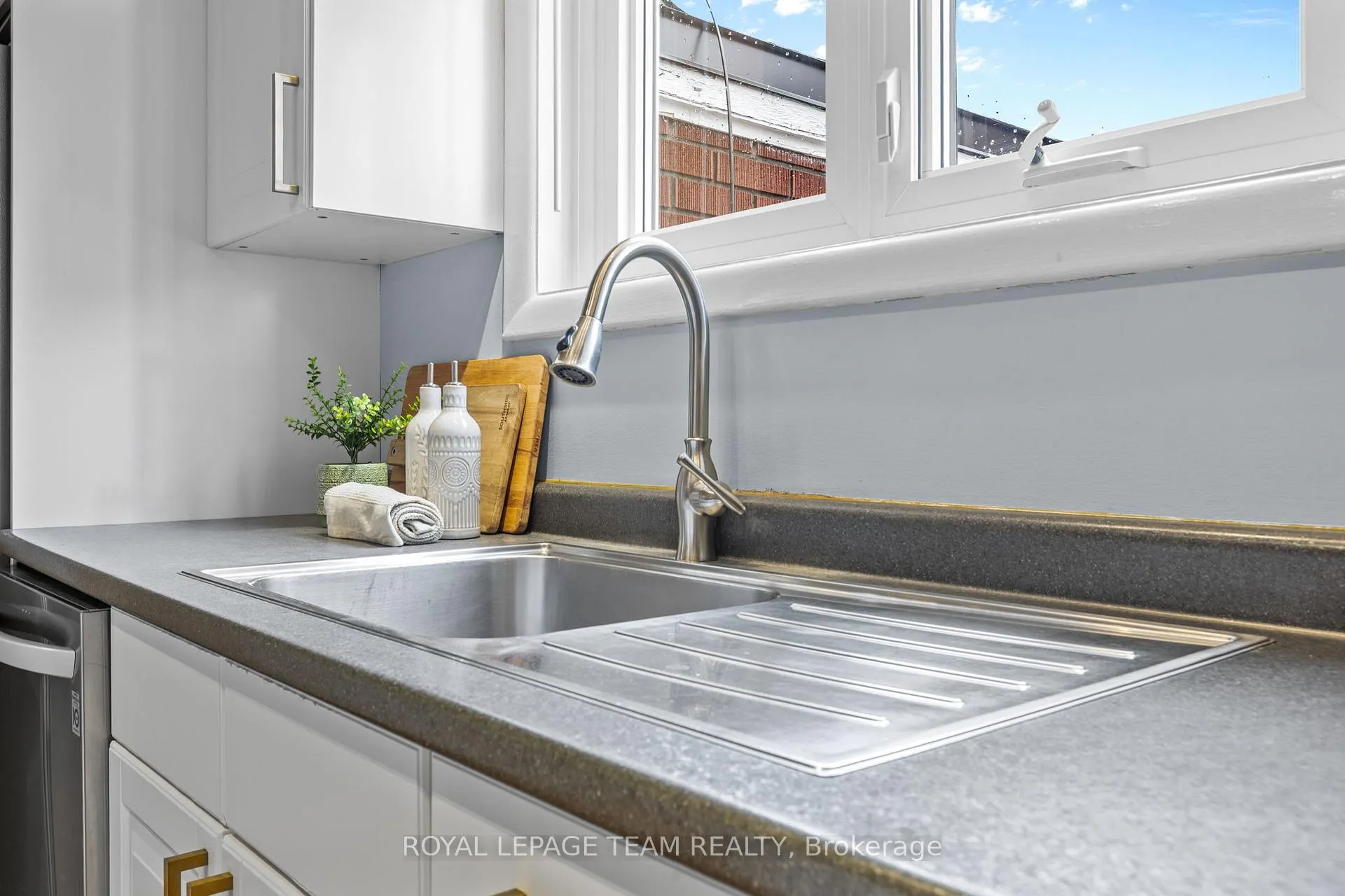 Photo 8 of 1215 Emperor Avenue, Ottawa, Carlington — HOMEH