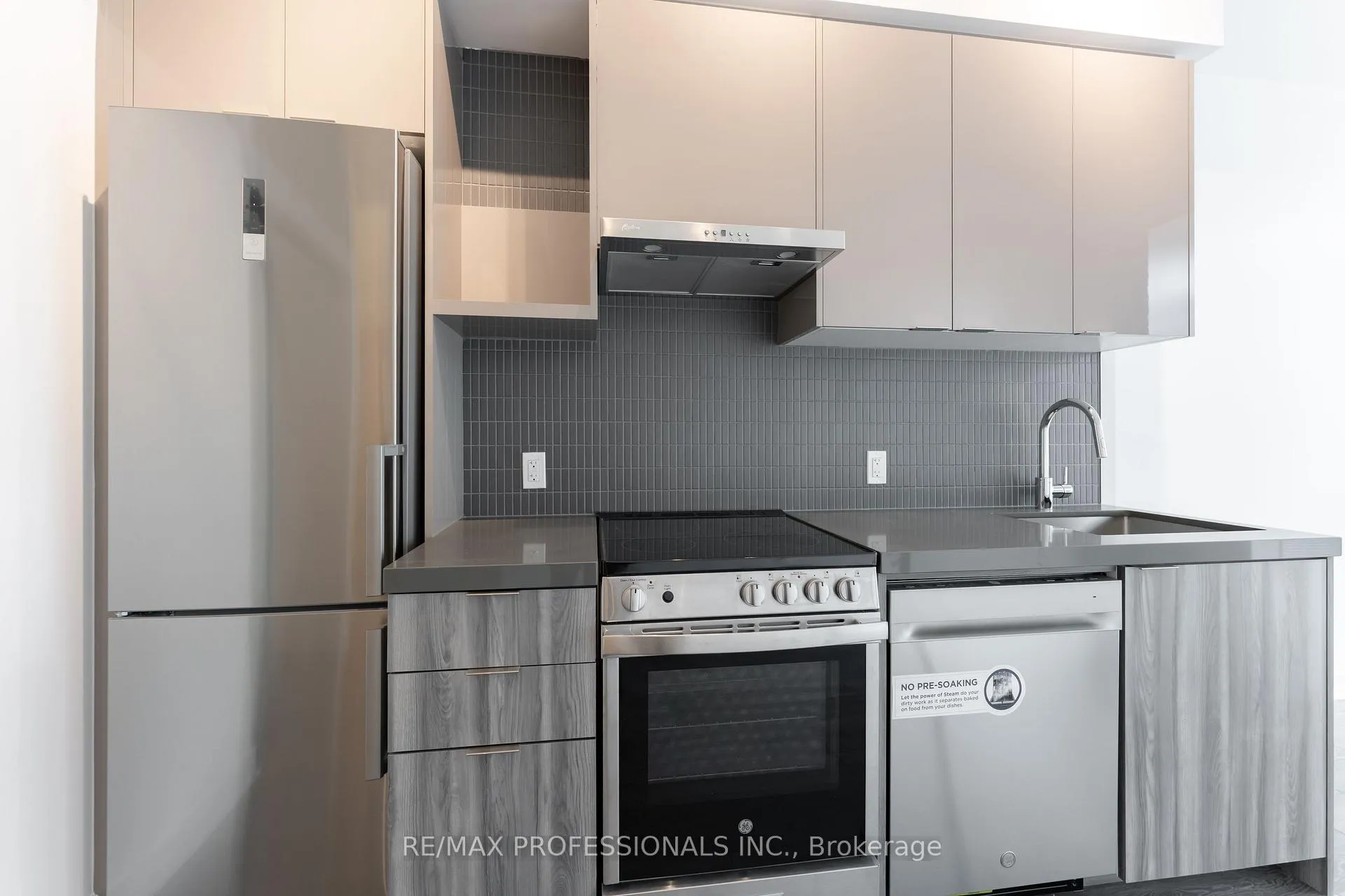 Photo 6 of Unit 403, 10 Flavelle Trail, Vaughan, Steeles West Industrial — HOMEH