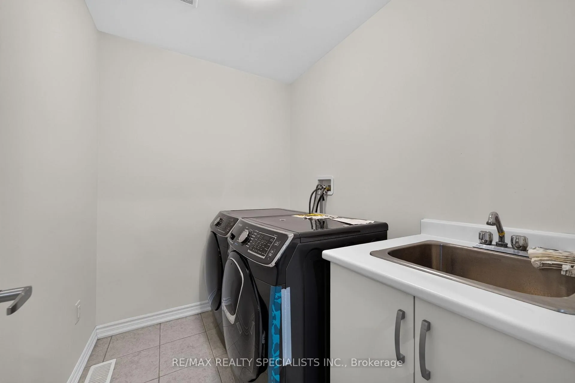 Photo 34 of Unit 11, 30 Emeny Lane, Guelph, Kortright East — HOMEH