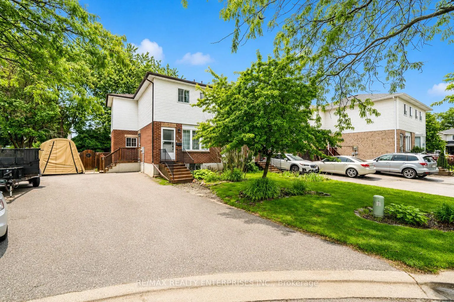 Front of 818 Buttonbush Court