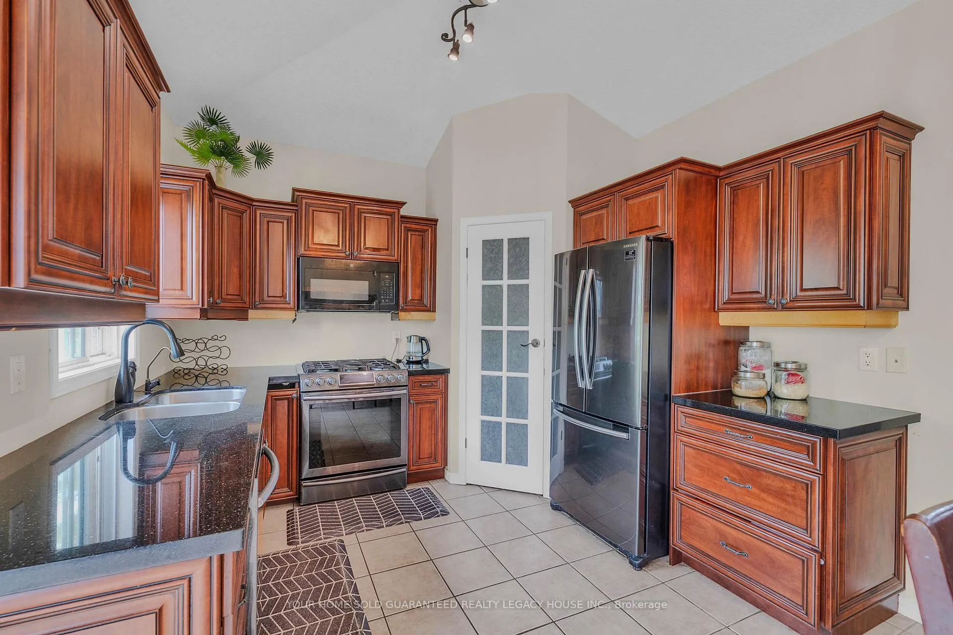 Photo 12 of 29 Cameron Court, Orangeville — HOMEH