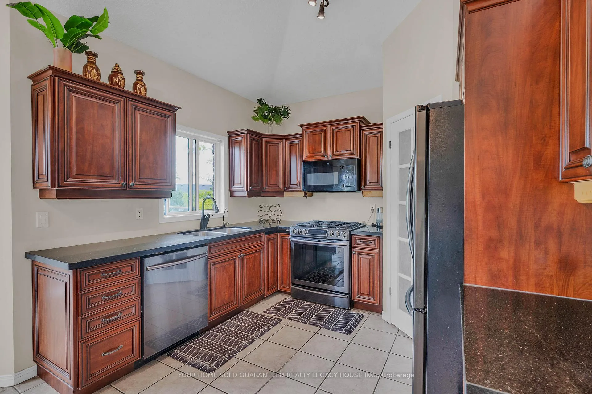 Photo 13 of 29 Cameron Court, Orangeville — HOMEH