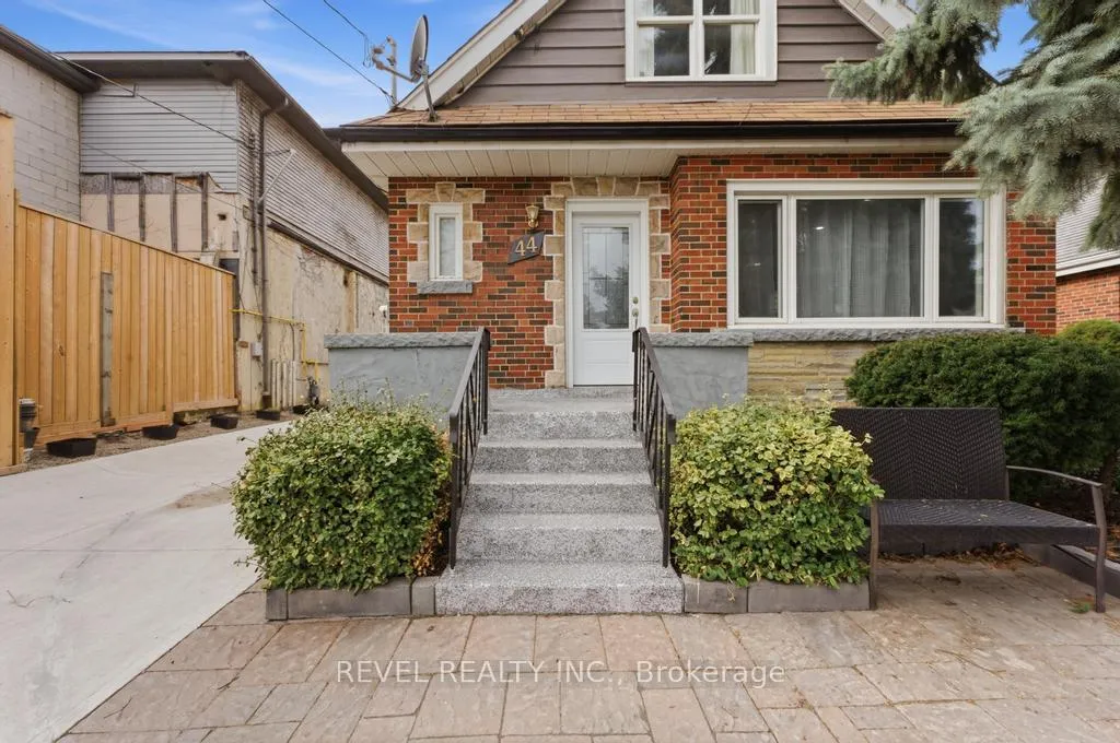 Photo 2 of 44 Jefferson Avenue, Hamilton, Bartonville — HOMEH