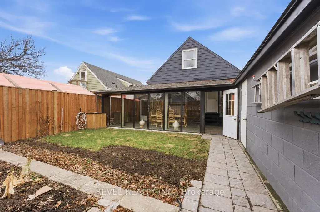 Photo 12 of 44 Jefferson Avenue, Hamilton, Bartonville — HOMEH